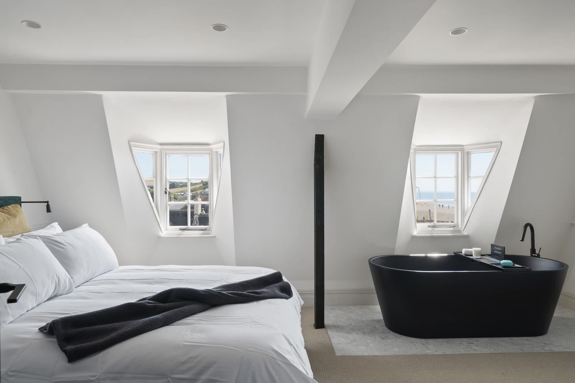 Beautiful Apartment on Pier, Sea Views & Parking
