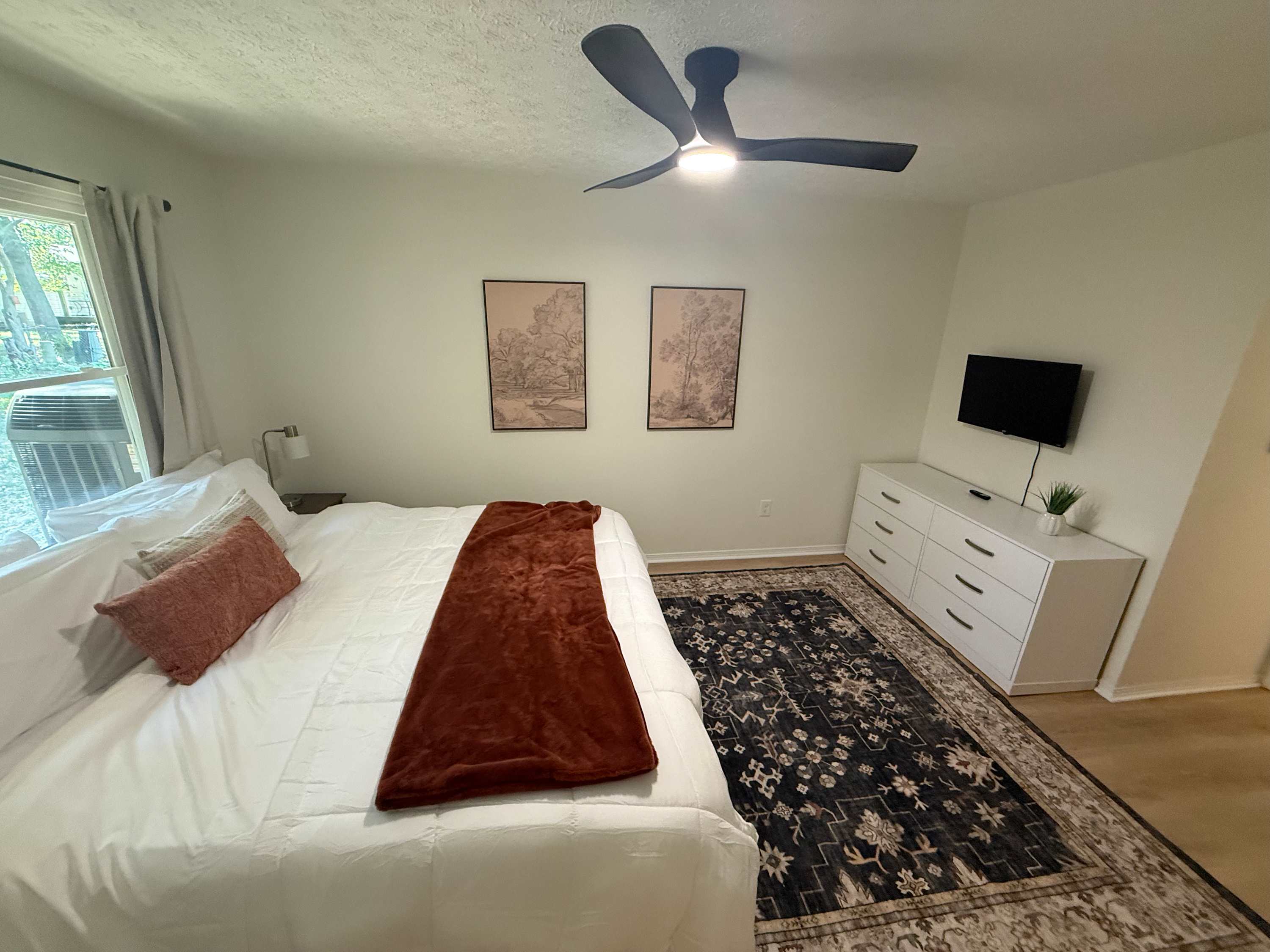 Cozy Reynoldsburg Home with Fireplace & Garage