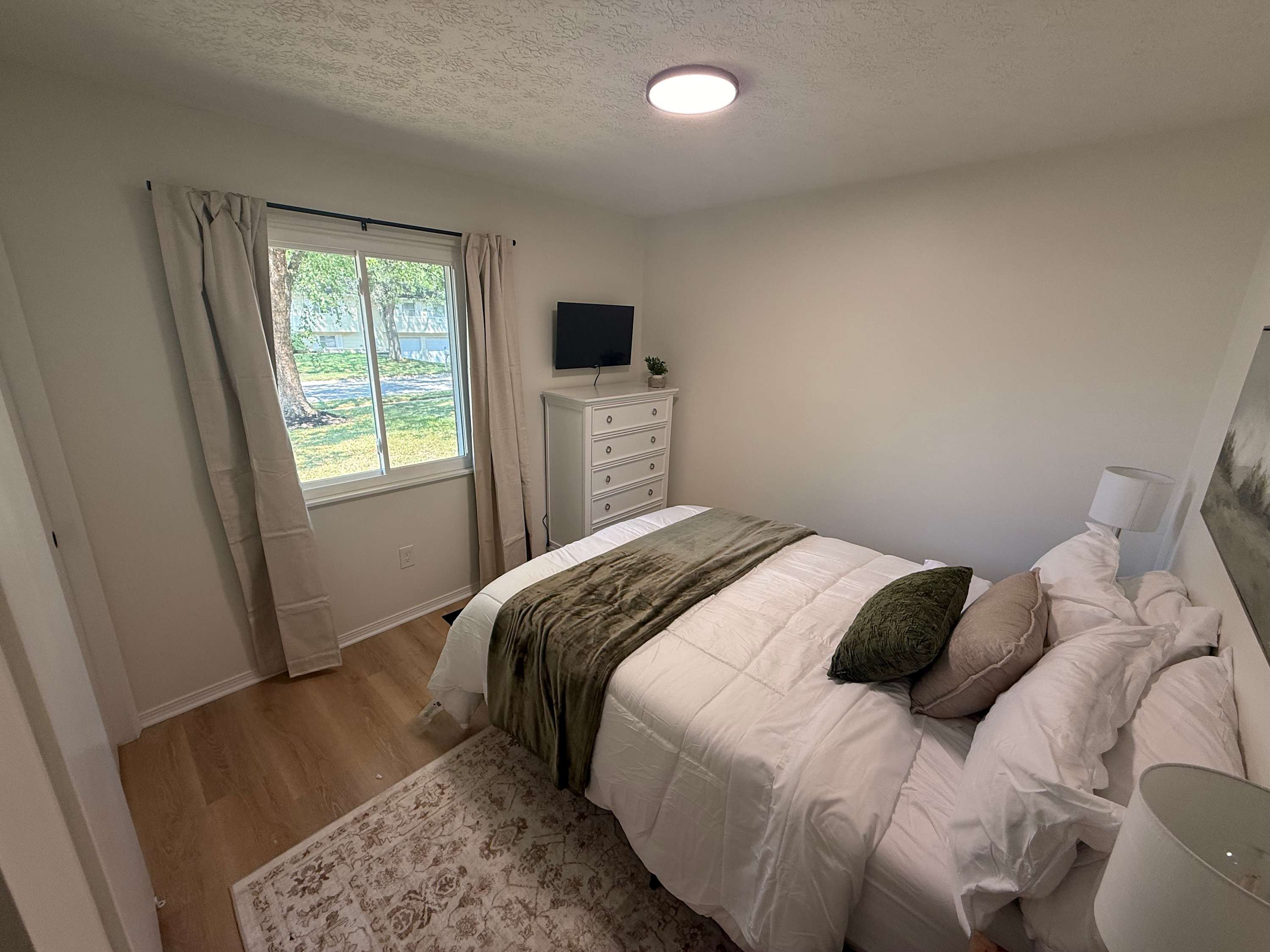 Cozy Reynoldsburg Home with Fireplace & Garage