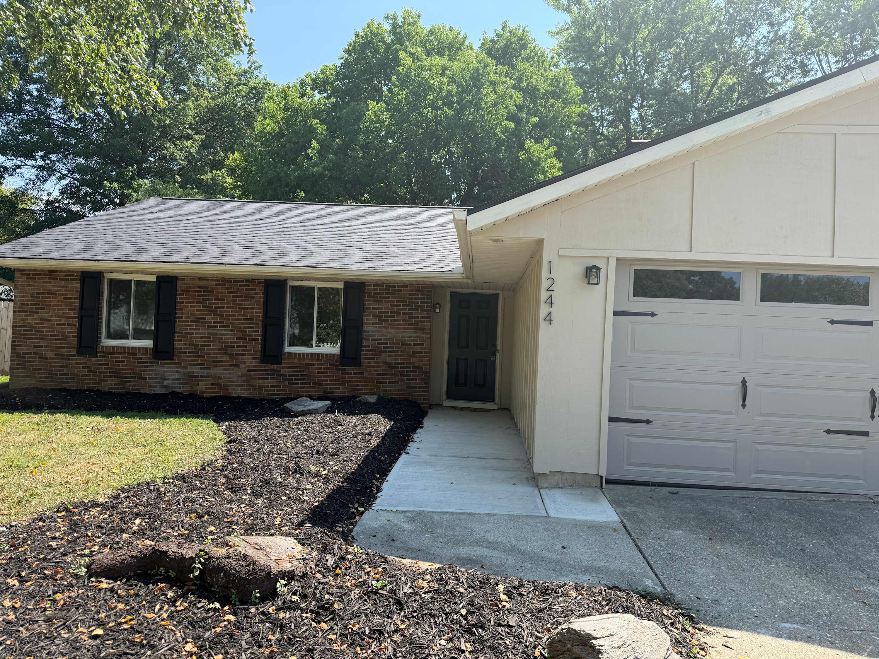 Cozy Reynoldsburg Home with Fireplace & Garage