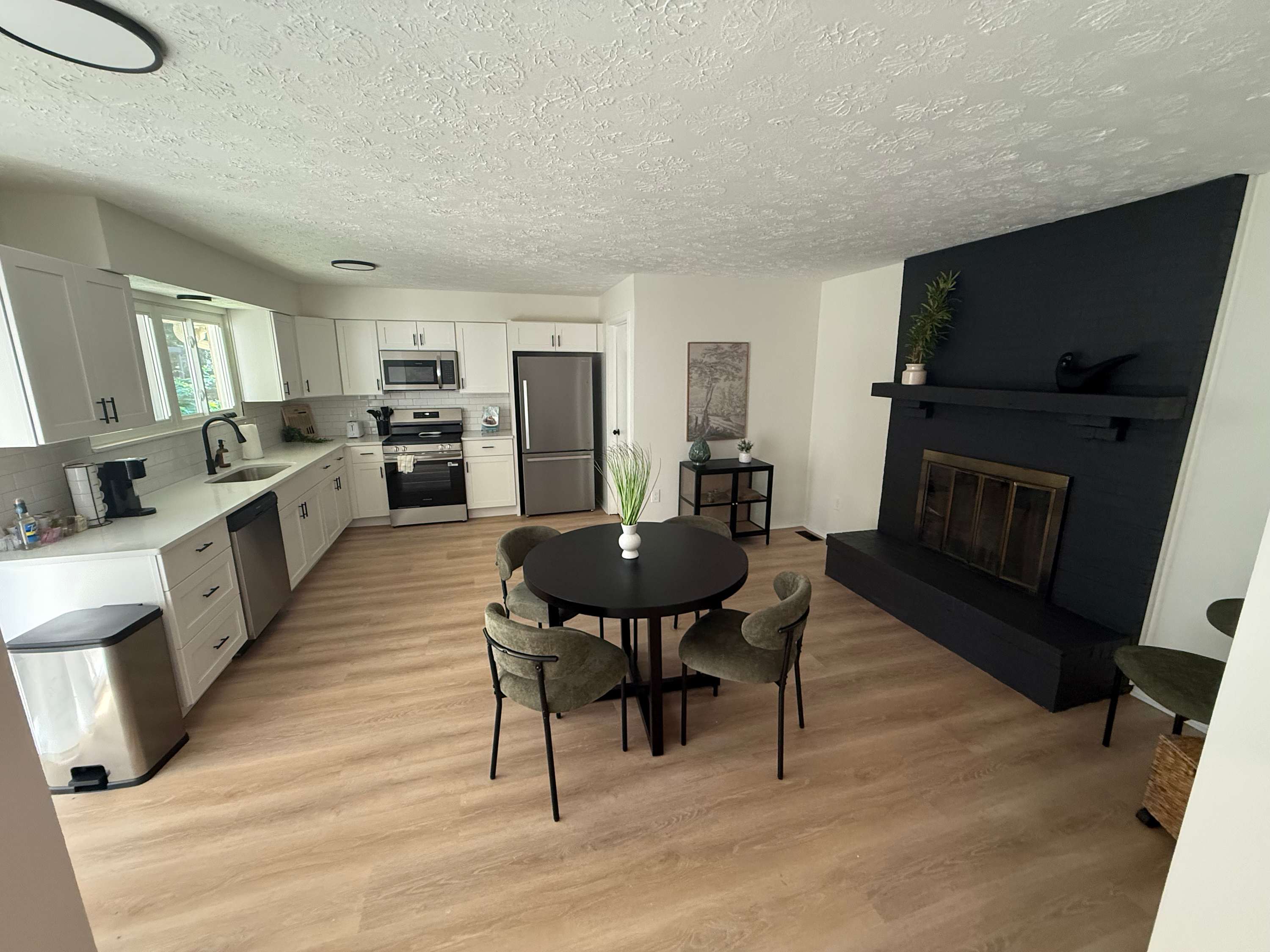 Cozy Reynoldsburg Home with Fireplace & Garage