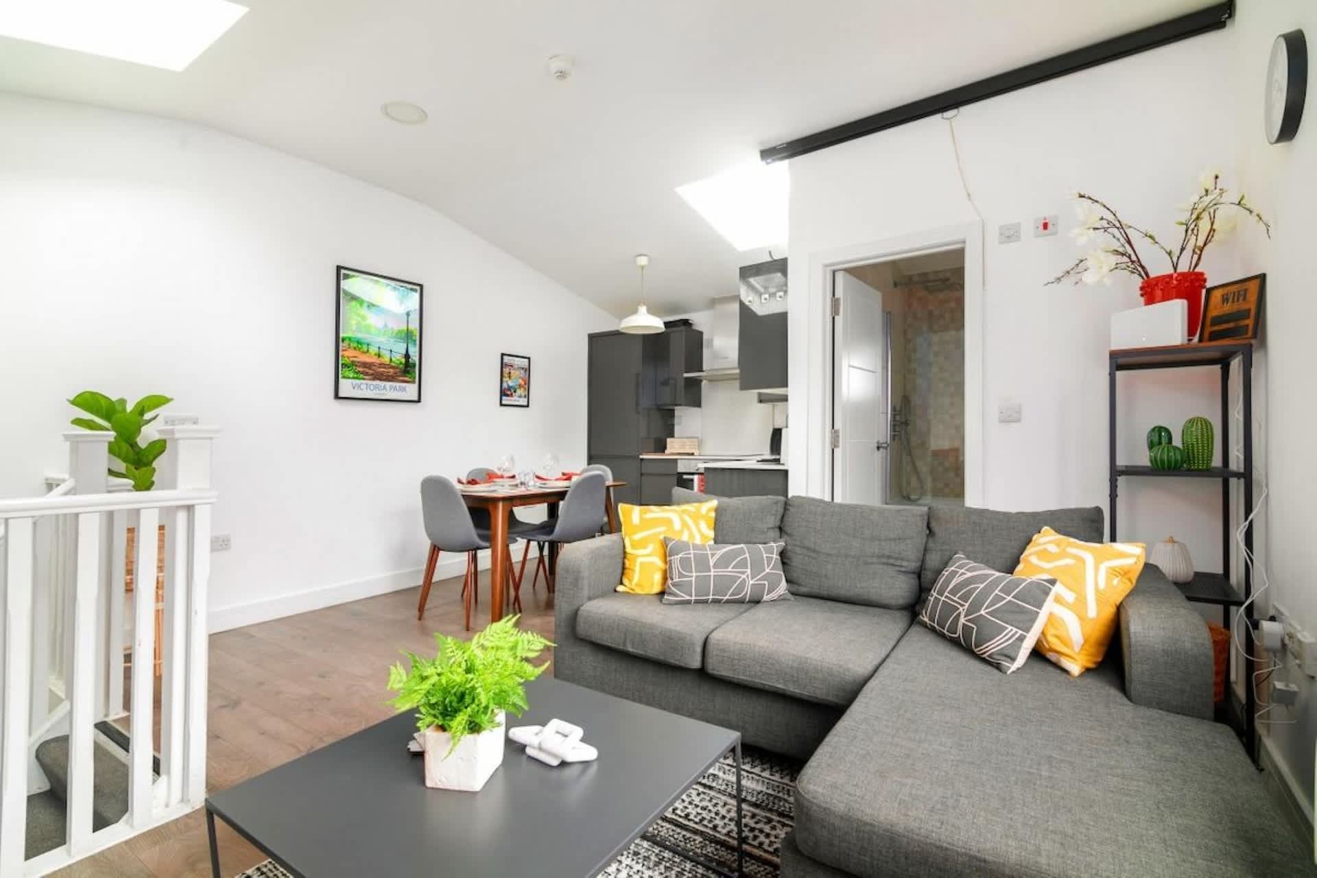 Stylish Shoreditch Hoxton 3BR Triplex Sleeps 6 — London, England — vacation rental
