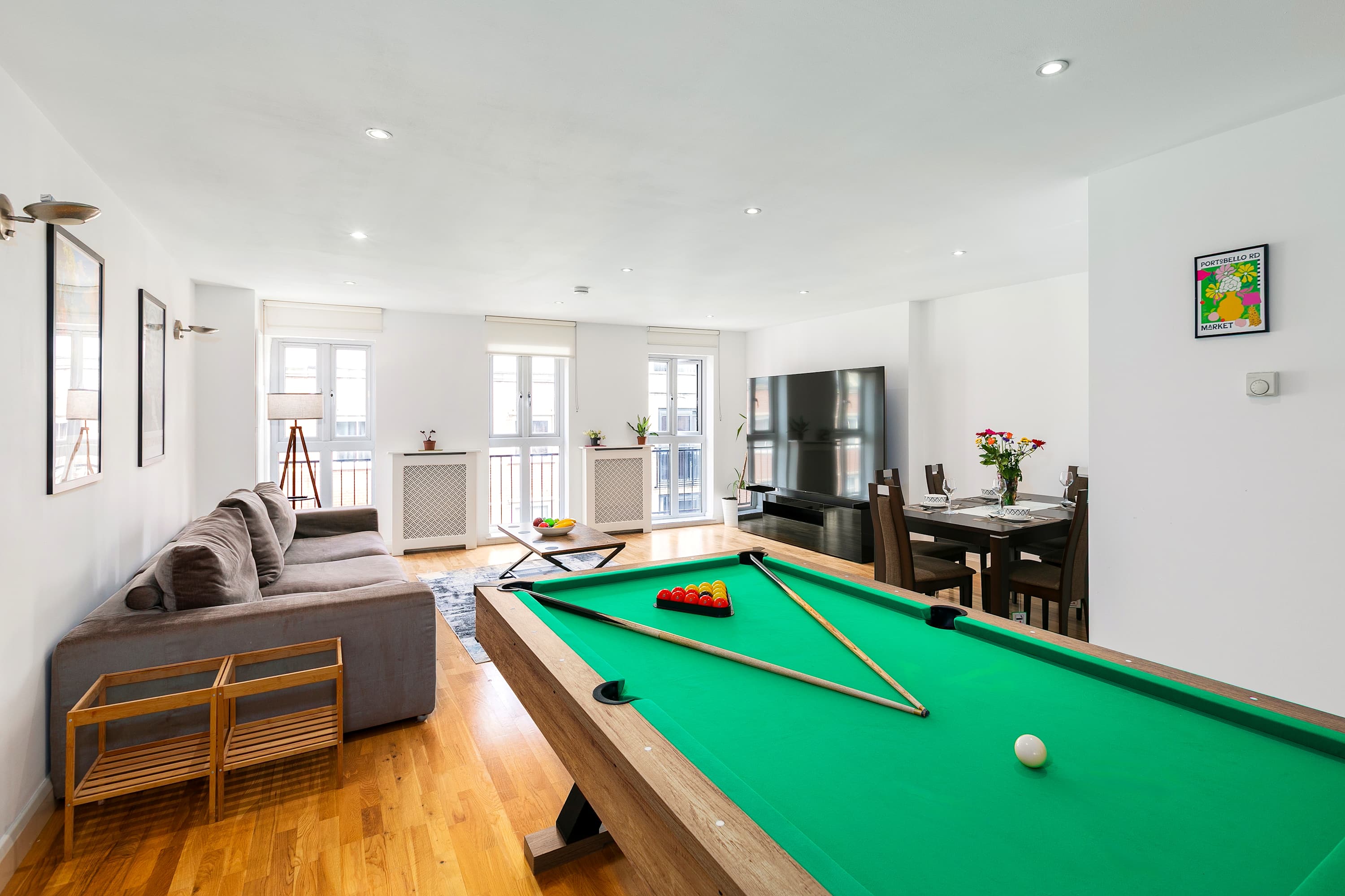 Spacious 3BR Shoreditch ApartM, 2Baths, 2 Balconies 150 SqM Sleeps Family of 6 — London, England — vacation rental