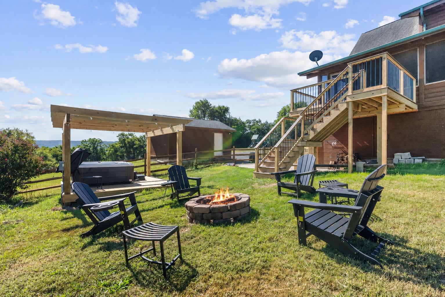 Mountain Escape on 6 acres w Hot Tub & Privacy