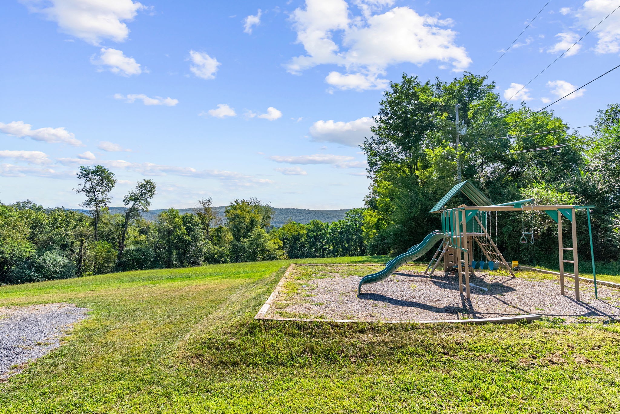 Mountain Escape on 6 acres w Hot Tub & Privacy