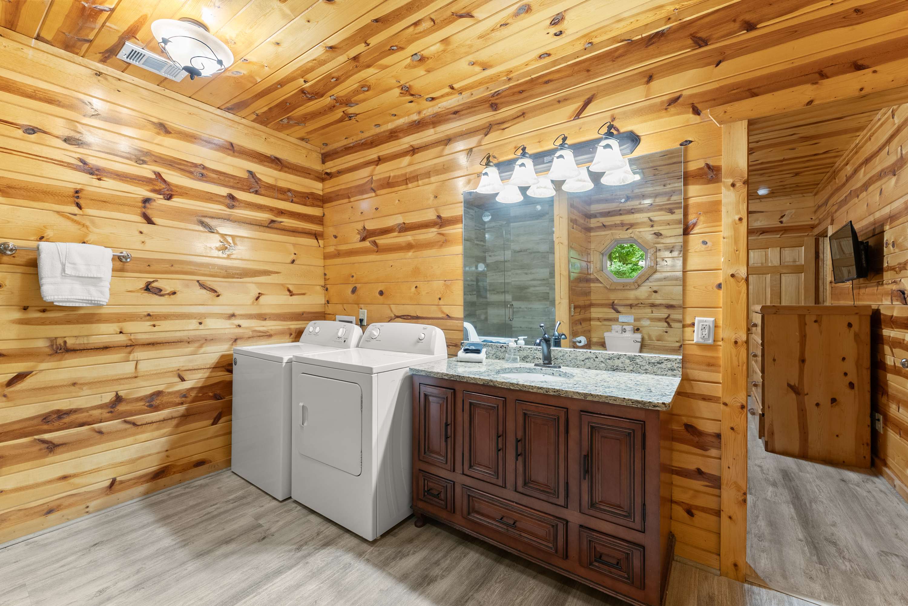 Attached bathroom to the bedroom downstairs