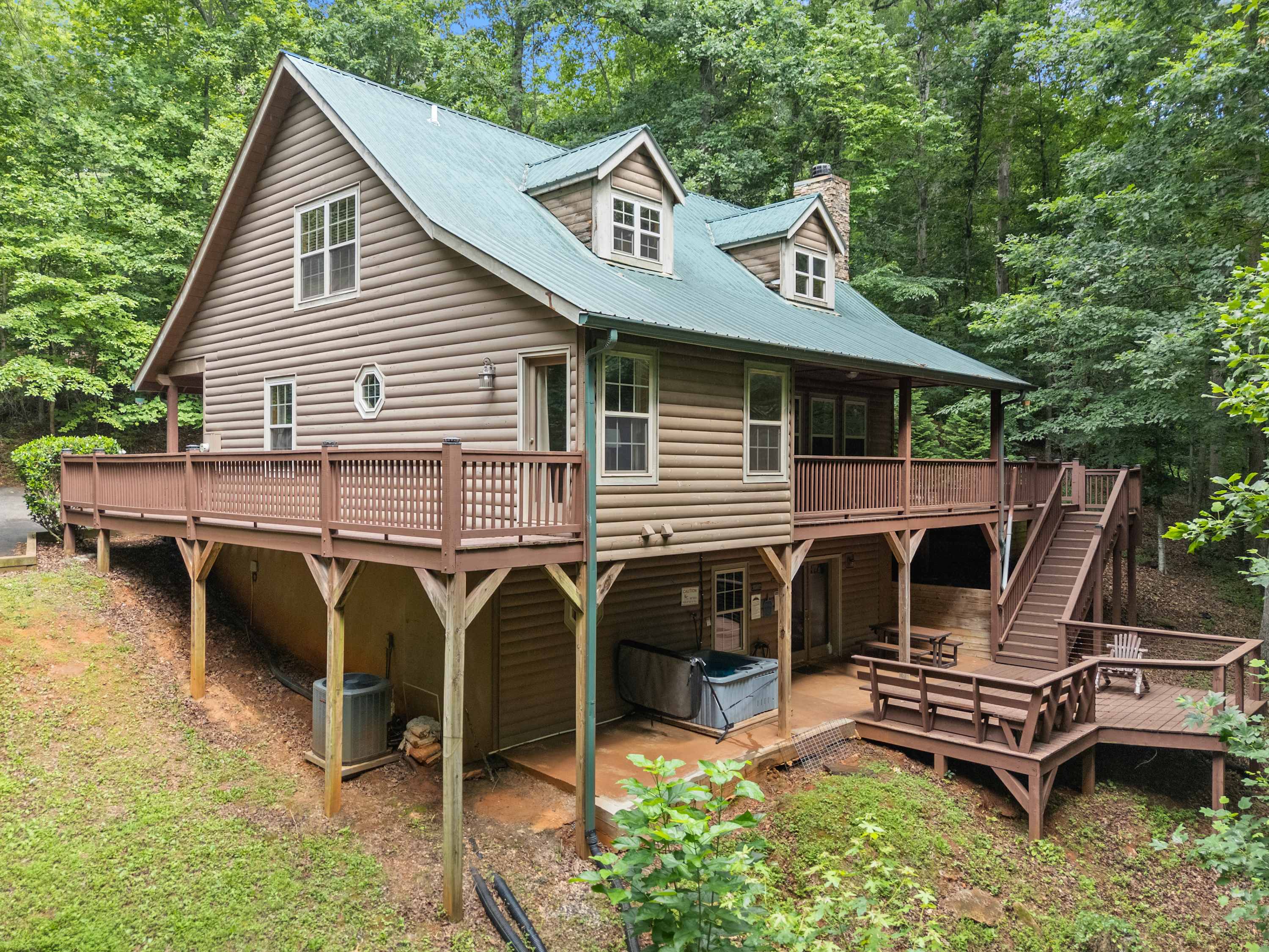 Back deck at Inspiration by Blue Creek Cabins 