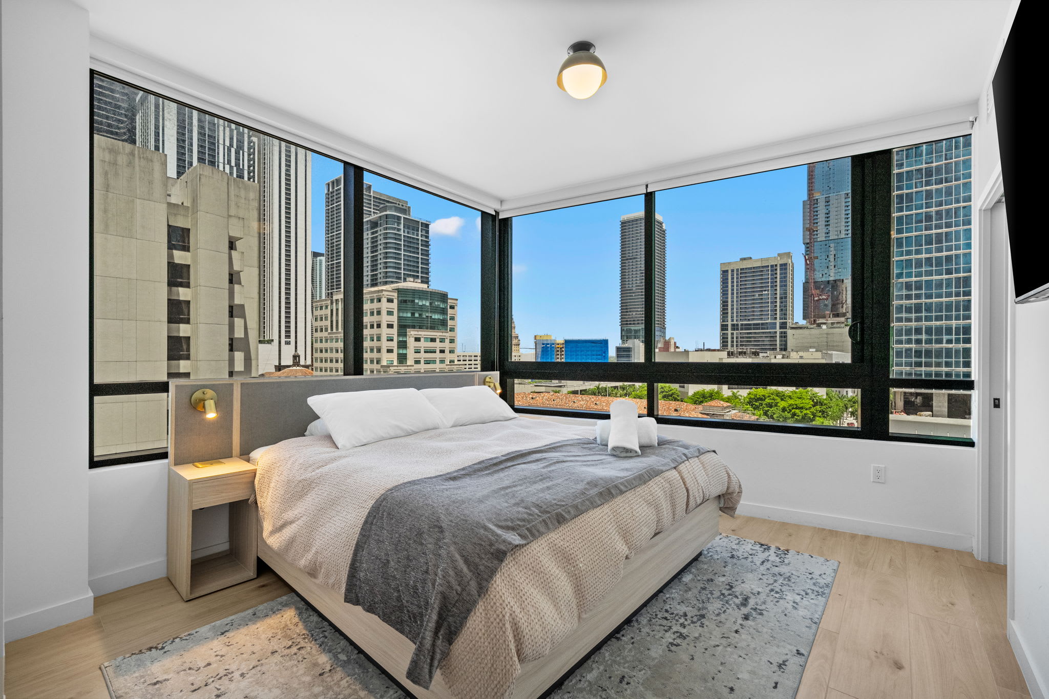 Luxury Downtown Miami 2BD w/ Free Parking & Pool