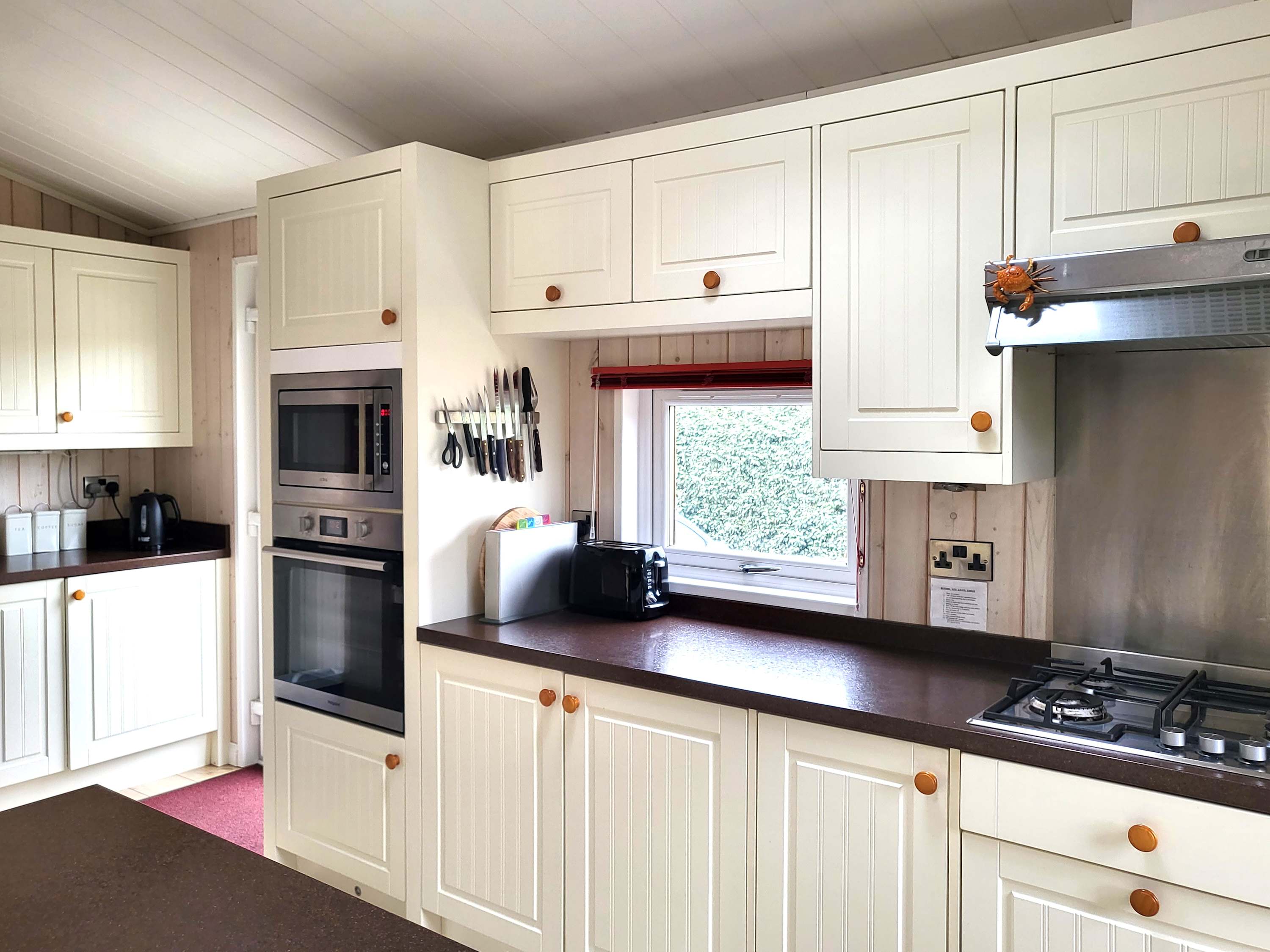 Milford on Sea - 4 Bedroom Lodge in Shorefield Country Park, Shorefield Road SO41 0LH - Property image 7 - VivreStays
