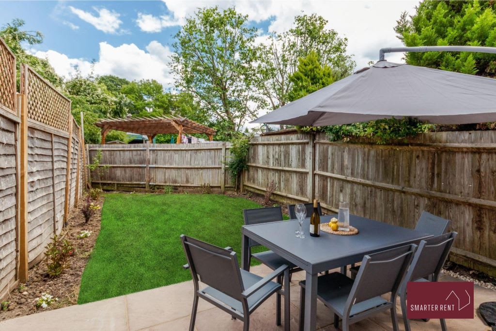 View Guildford - 3 Bedroom House - Driveway & Garden in 21 Saint Marys Way GU2 8JY Guildford - 3 Bedroom House - Driveway & Garden in 21 Saint Marys Way GU2 8JY - Property image 3 - VivreStays