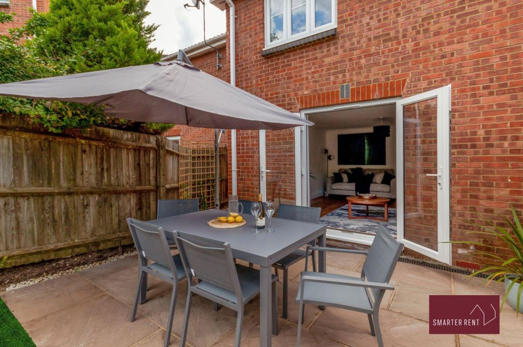 View Guildford - 3 Bedroom House - Driveway & Garden in 21 Saint Marys Way GU2 8JY Guildford - 3 Bedroom House - Driveway & Garden in 21 Saint Marys Way GU2 8JY - Property image 7 - VivreStays