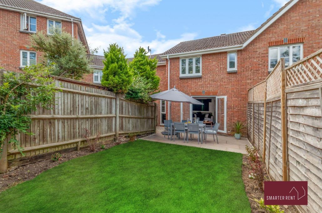 View Guildford - 3 Bedroom House - Driveway & Garden in 21 Saint Marys Way GU2 8JY Guildford - 3 Bedroom House - Driveway & Garden in 21 Saint Marys Way GU2 8JY - Property image 5 - VivreStays