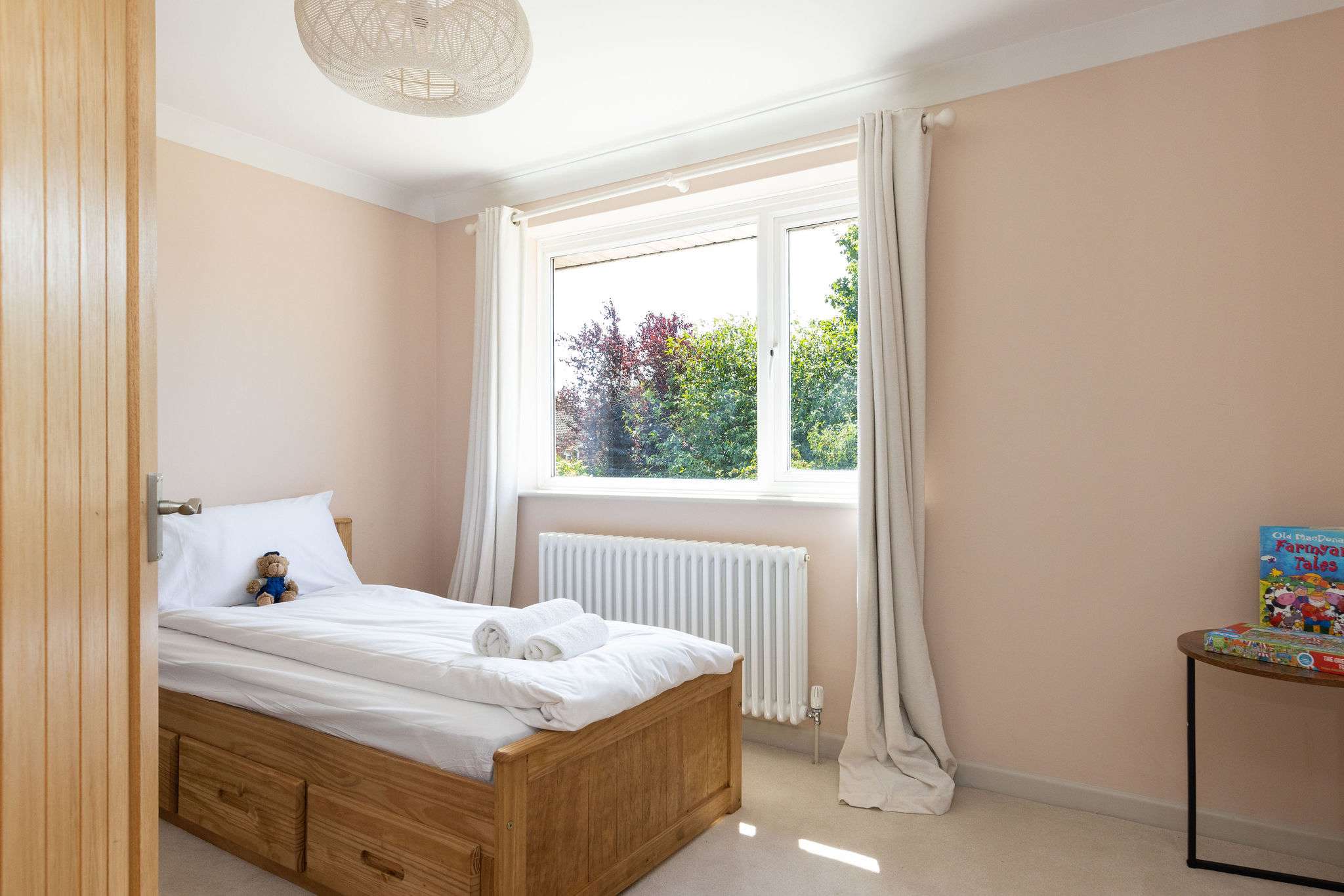 Bright and homely single bedroom with plenty of natural light, offering a cosy and comfortable private space for one guest.