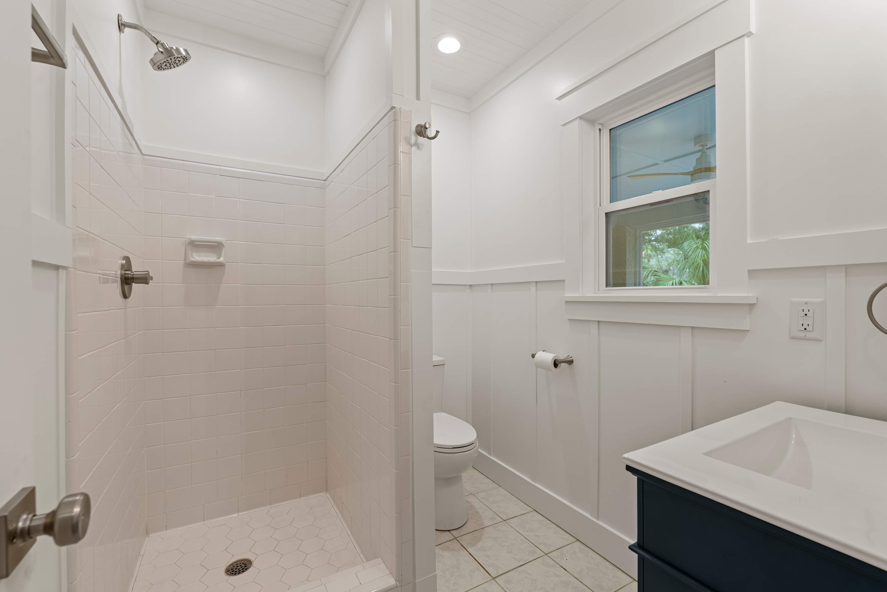 Full en suite bathroom