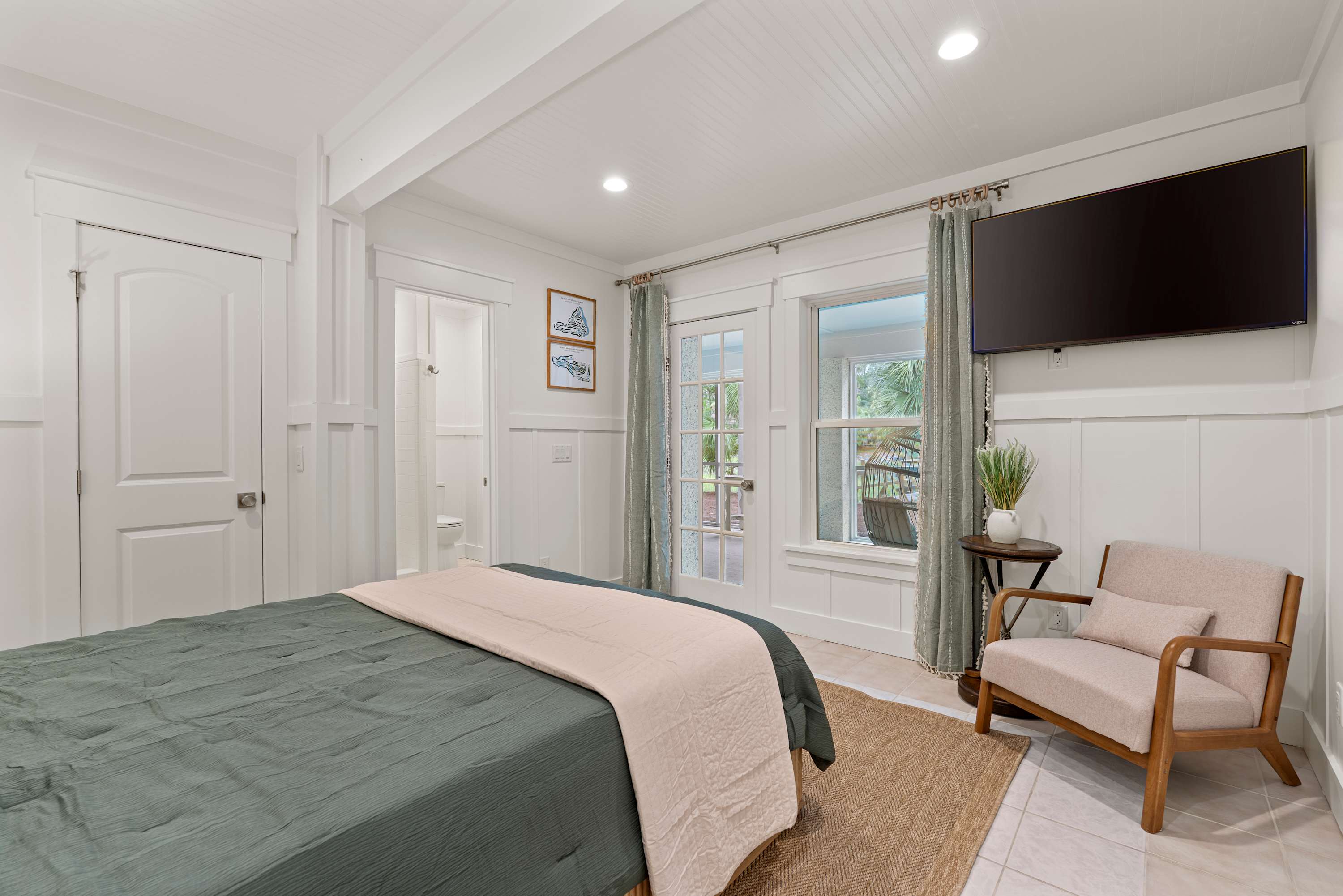 Ground Level bedroom with queen bed and full en suite bathroom