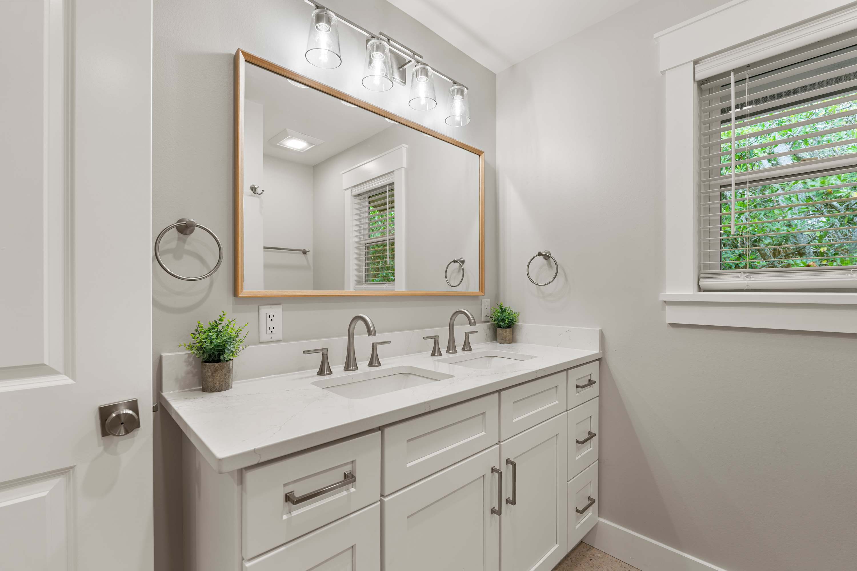  Full hallway bathroom