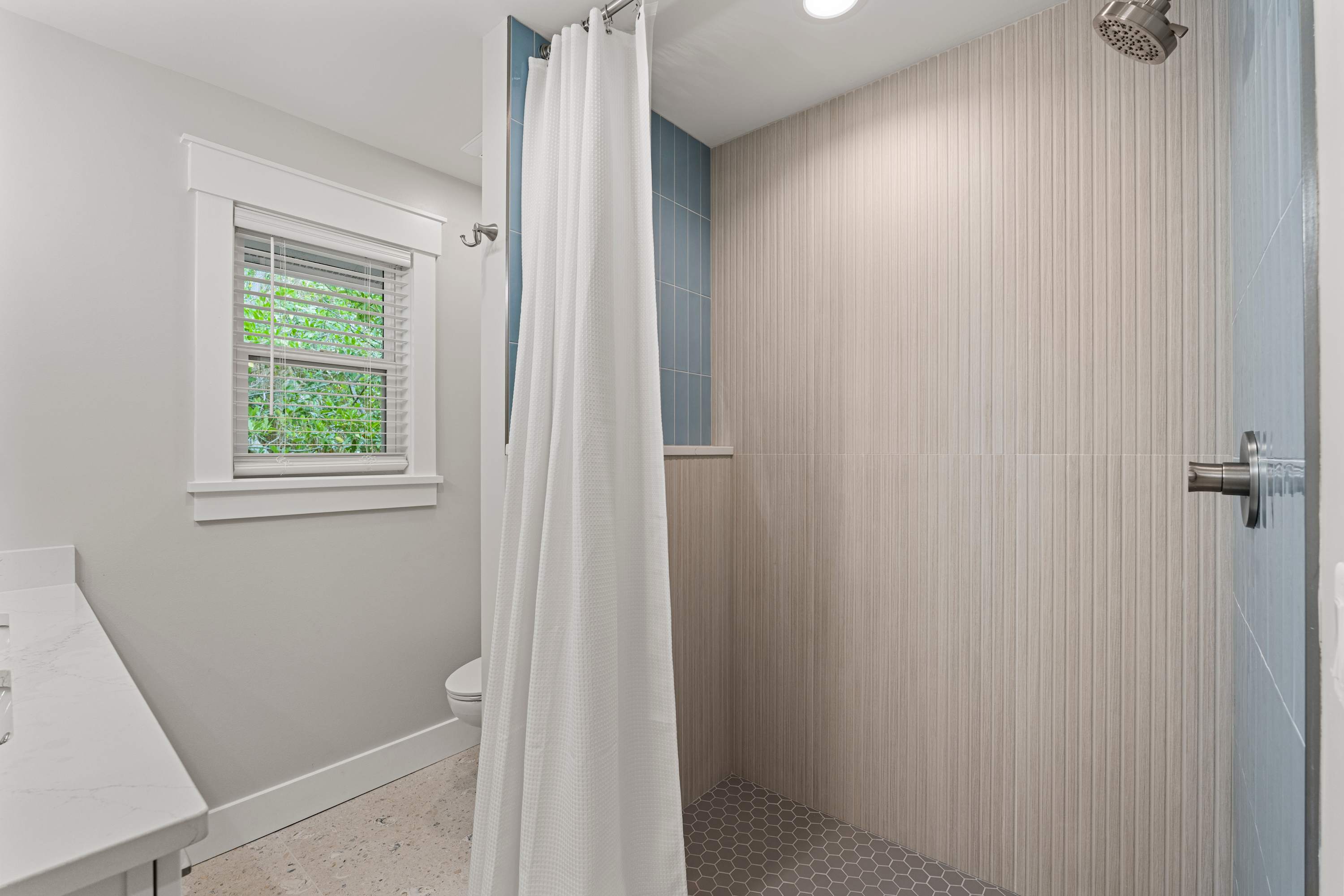  Full hallway bathroom