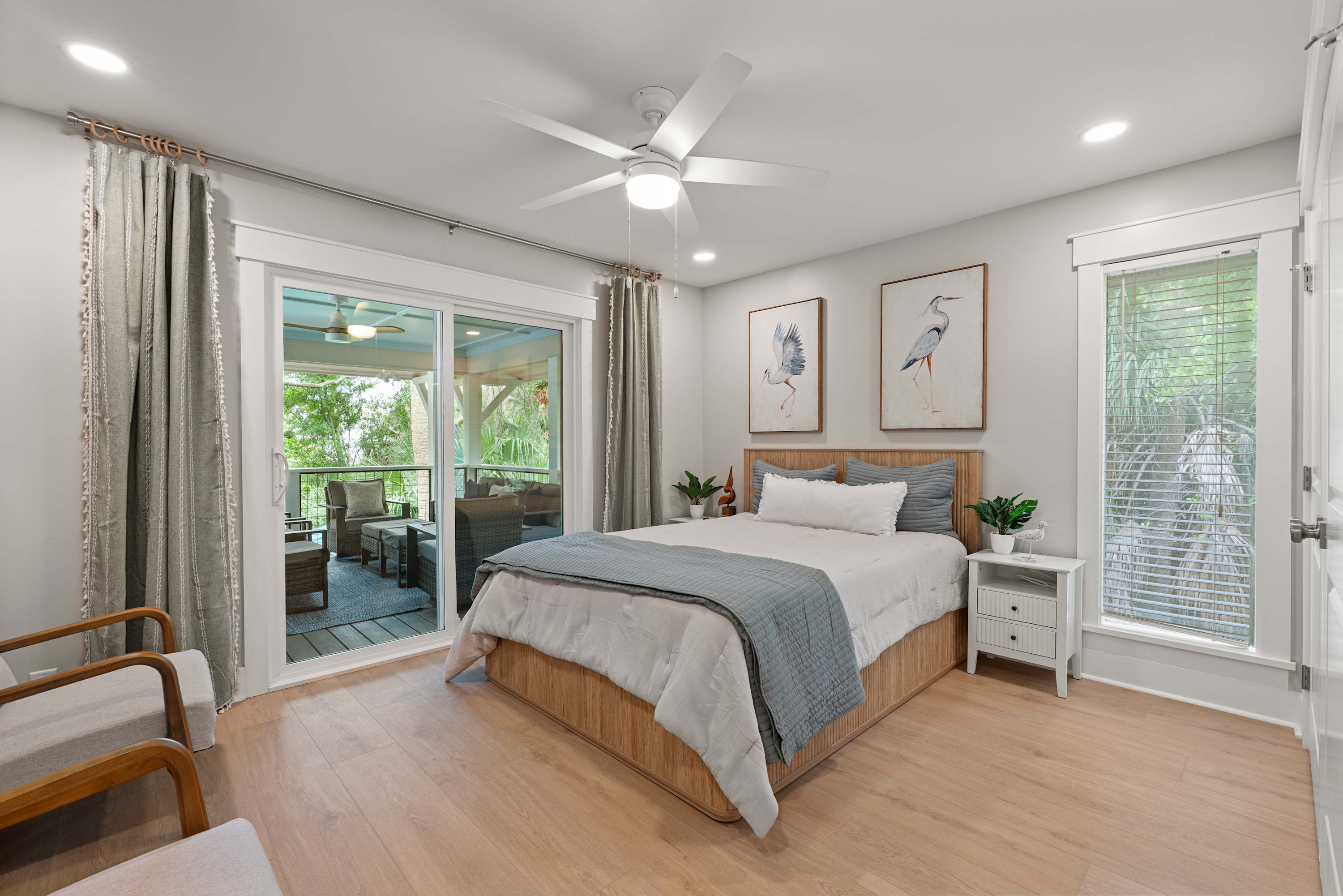 2nd level bedroom with quuen bed and full hallway bathroom