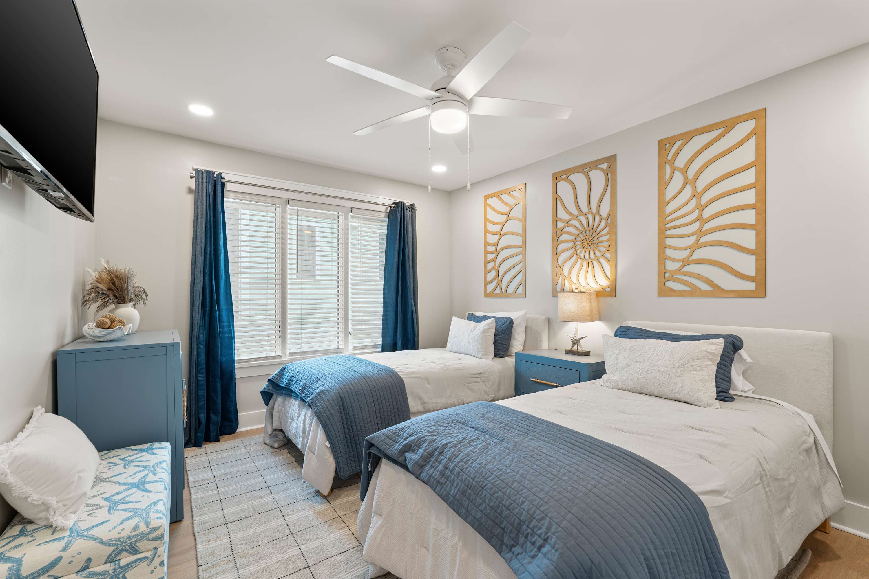 2nd level bedroom with two twin beds