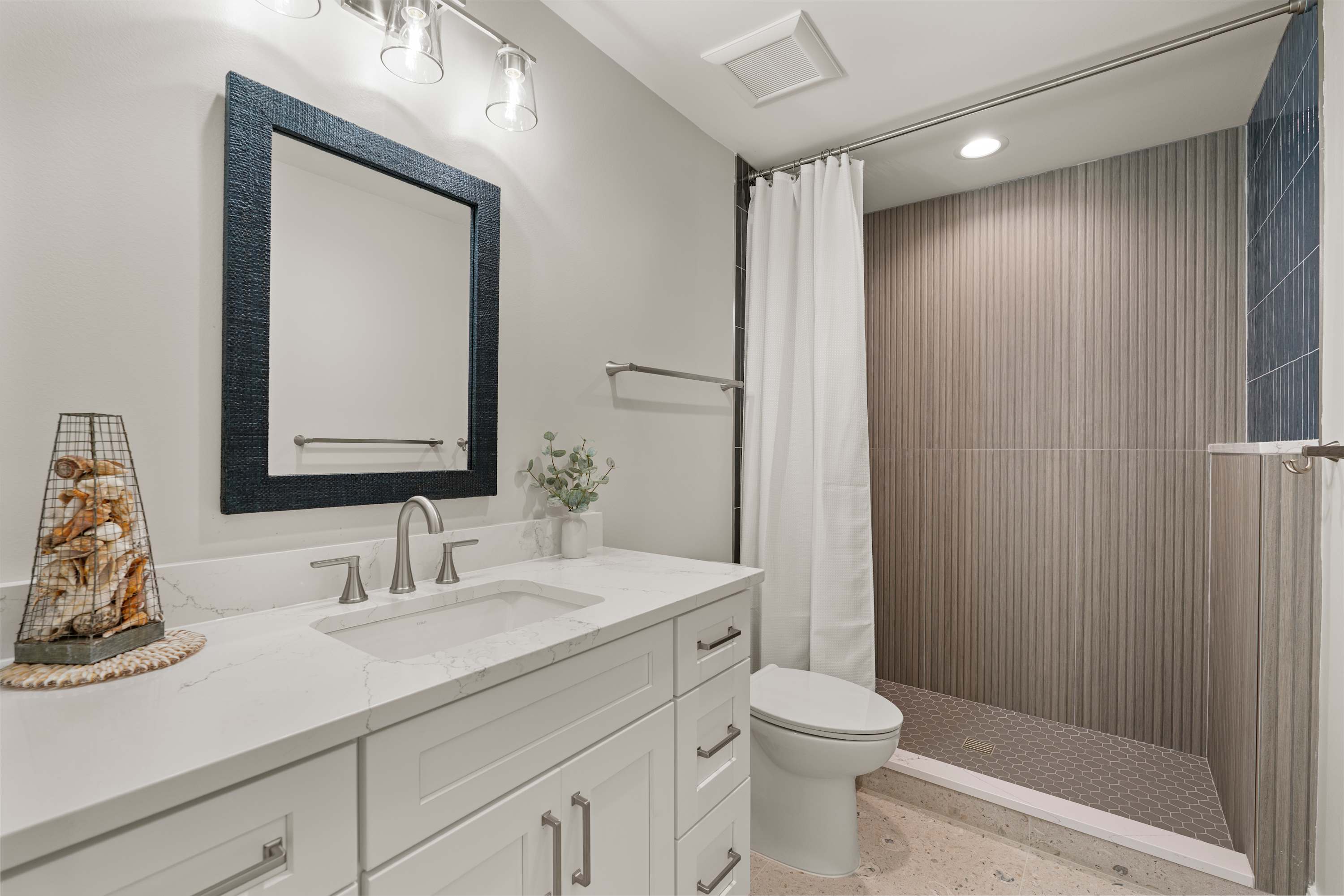 Full en suite bathroom