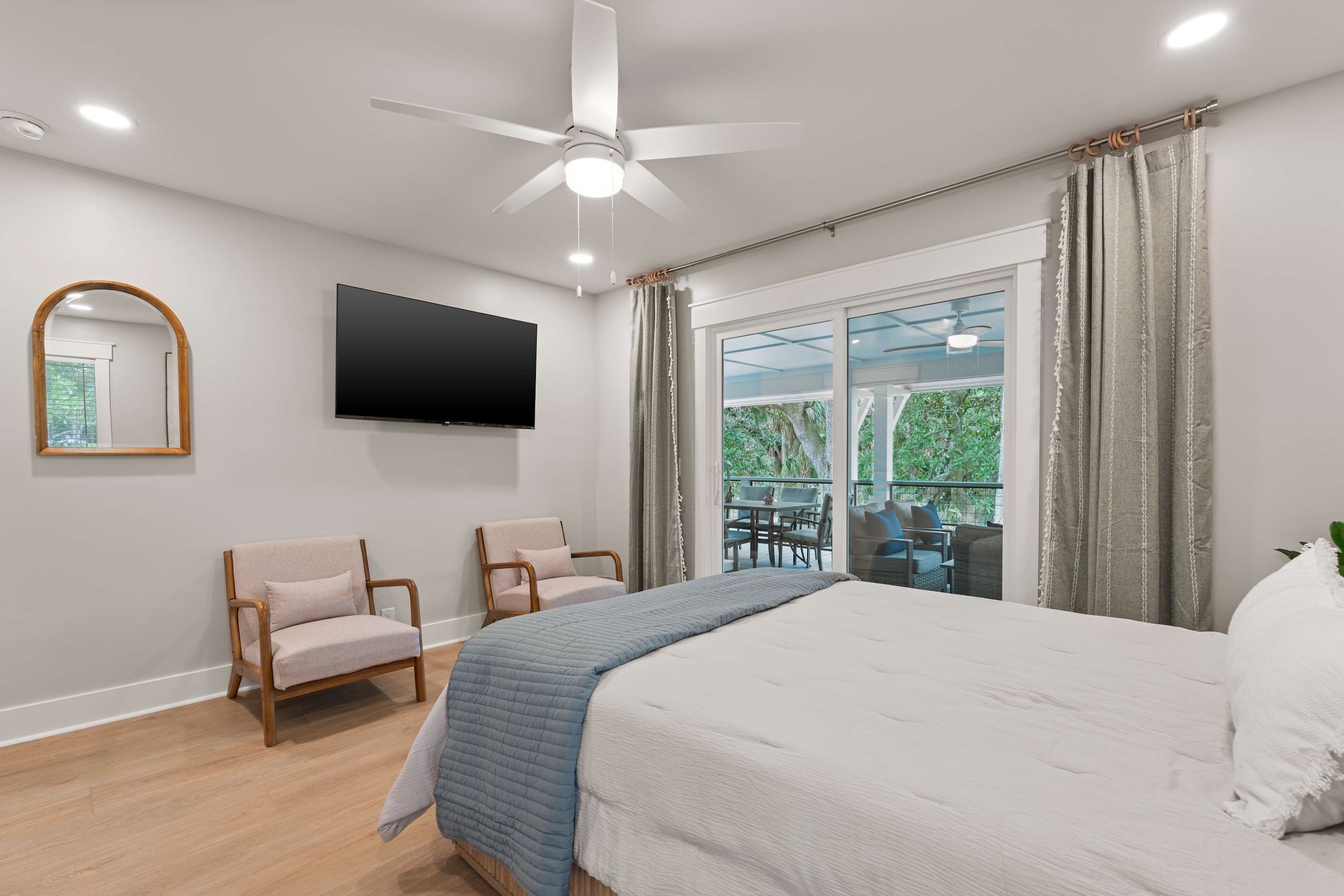 2nd level bedroom with quuen bed and full hallway bathroom