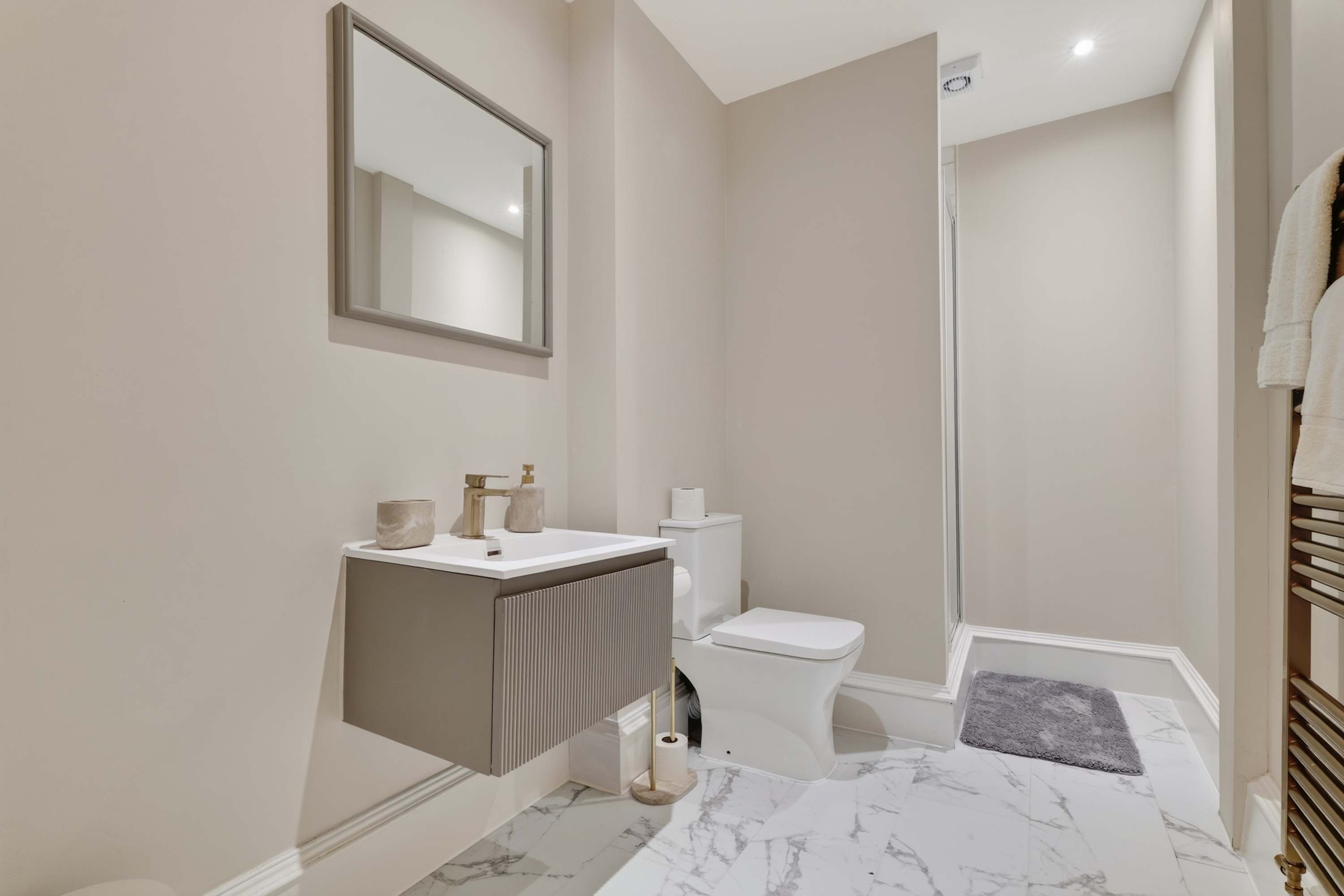 View Spacious 5-Bedroom Glasgow Home Perfect for City Breaks in Ashley Street 7 G3 6DR Spacious 5-Bedroom Glasgow Home Perfect for City Breaks in Ashley Street 7 G3 6DR - Property image 19 - VivreStays