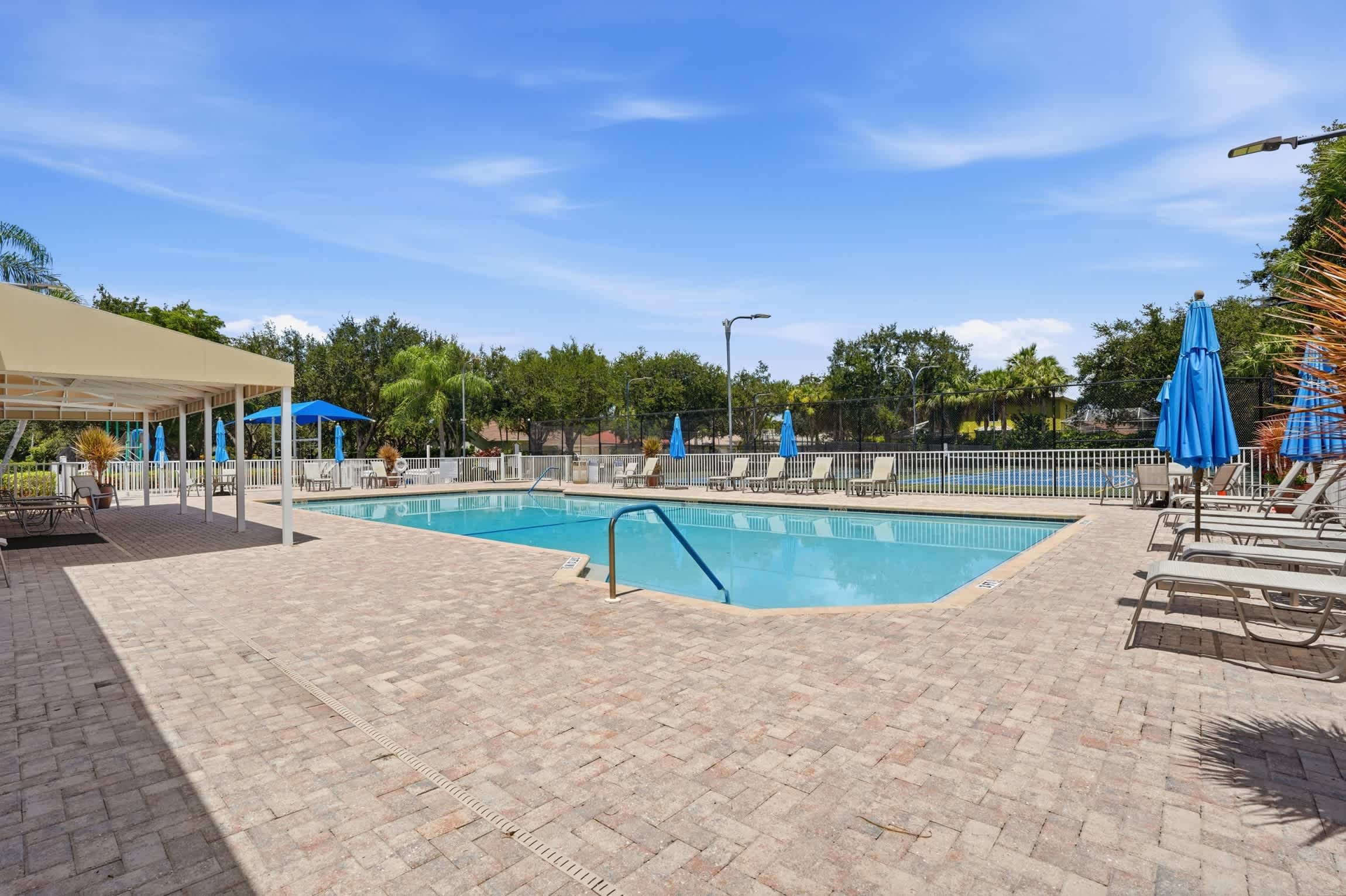 Comfortable Villa on Public Arrowhead Golf Course | Photo 4