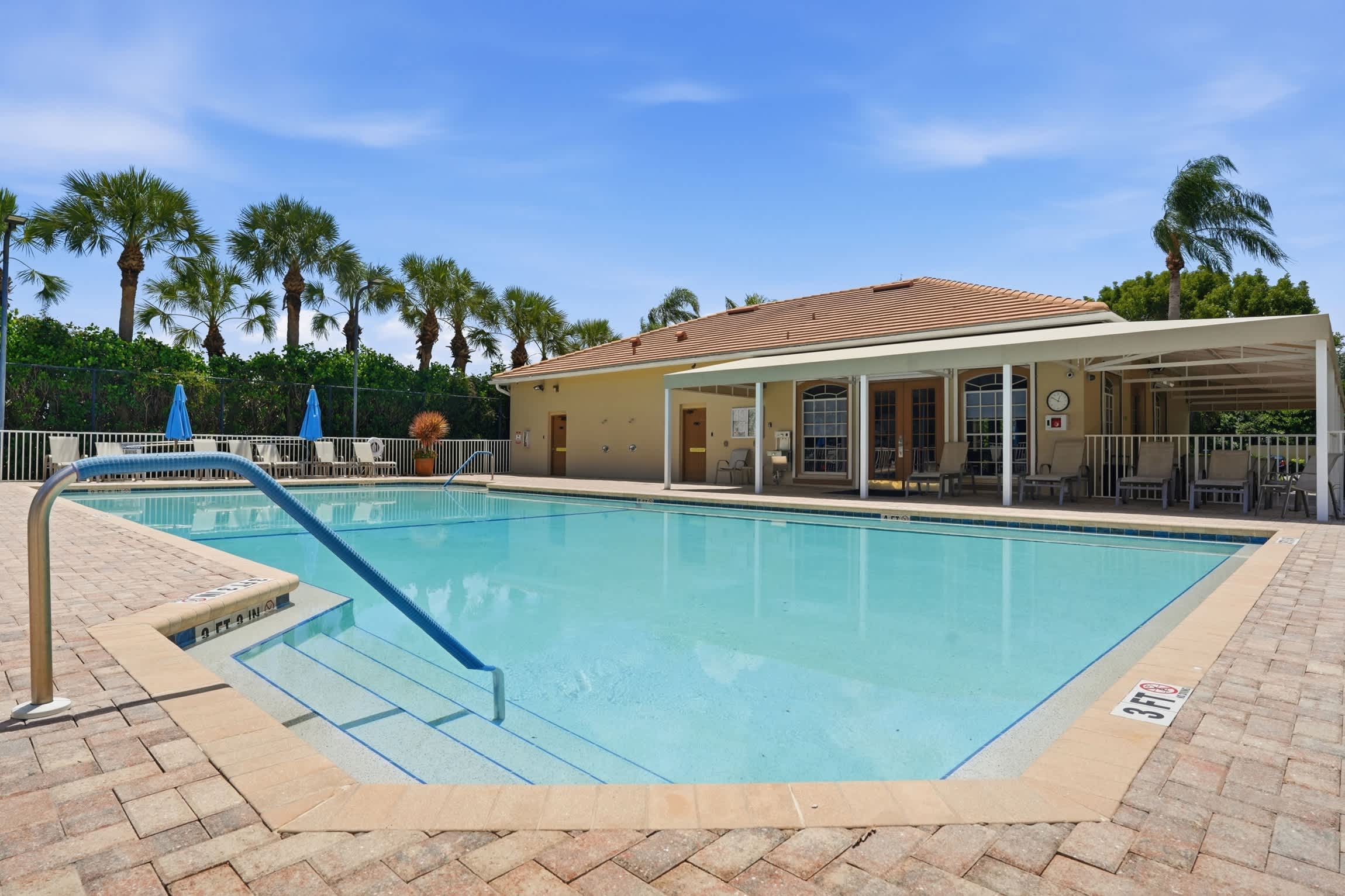 Comfortable Villa on Public Arrowhead Golf Course