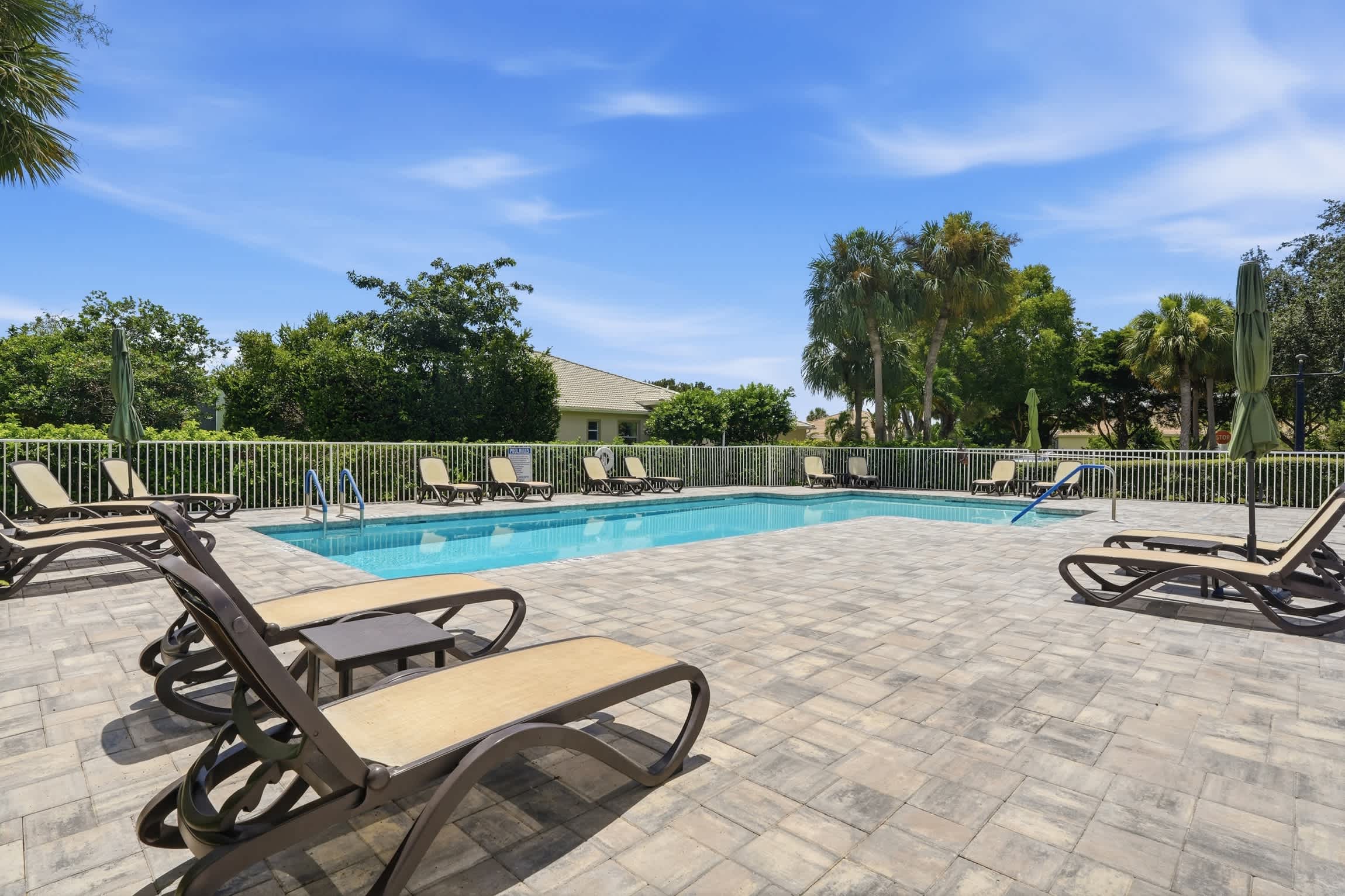 Comfortable Villa on Public Arrowhead Golf Course | Photo 2