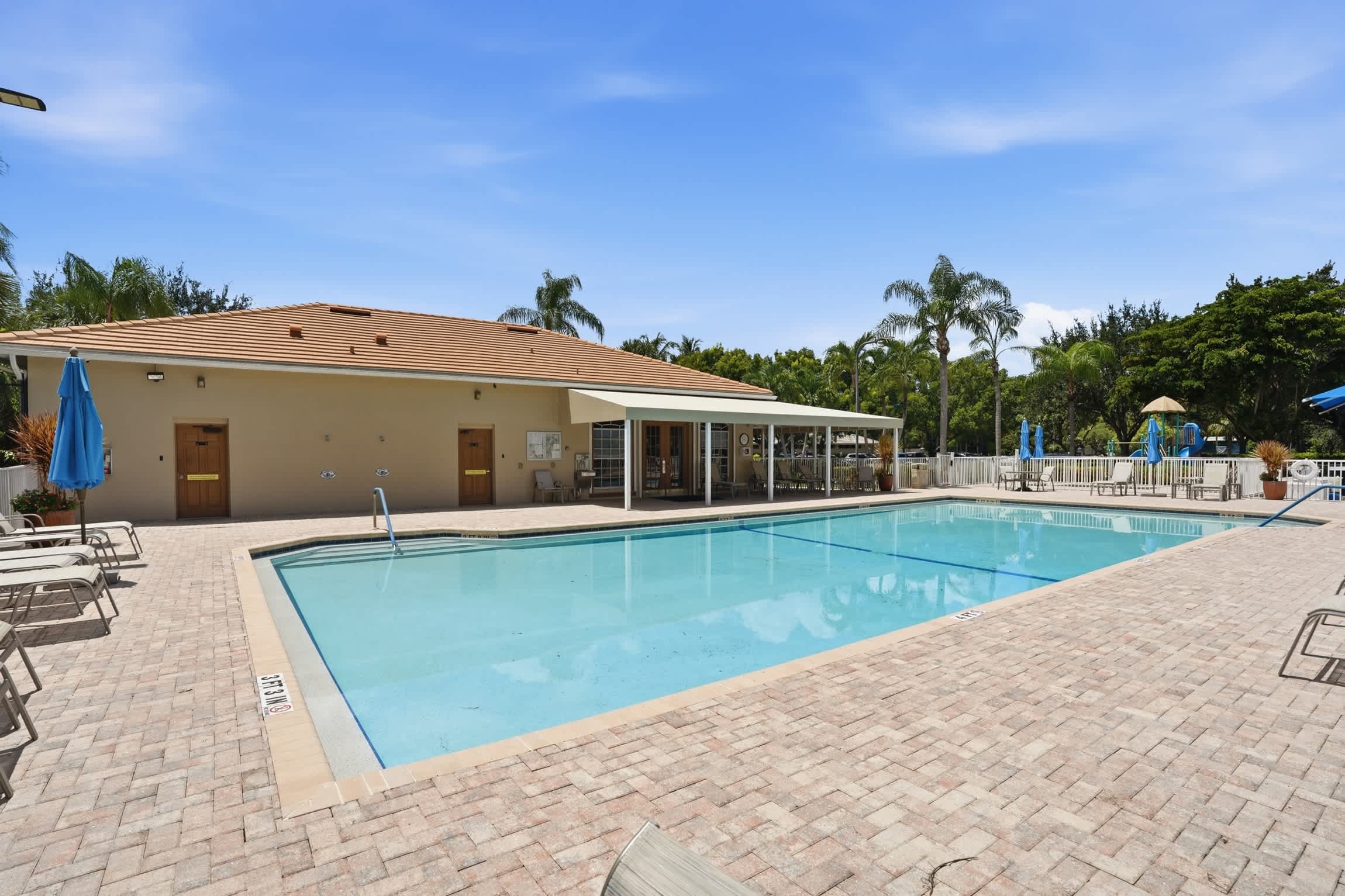 Comfortable Villa on Public Arrowhead Golf Course | Photo 9