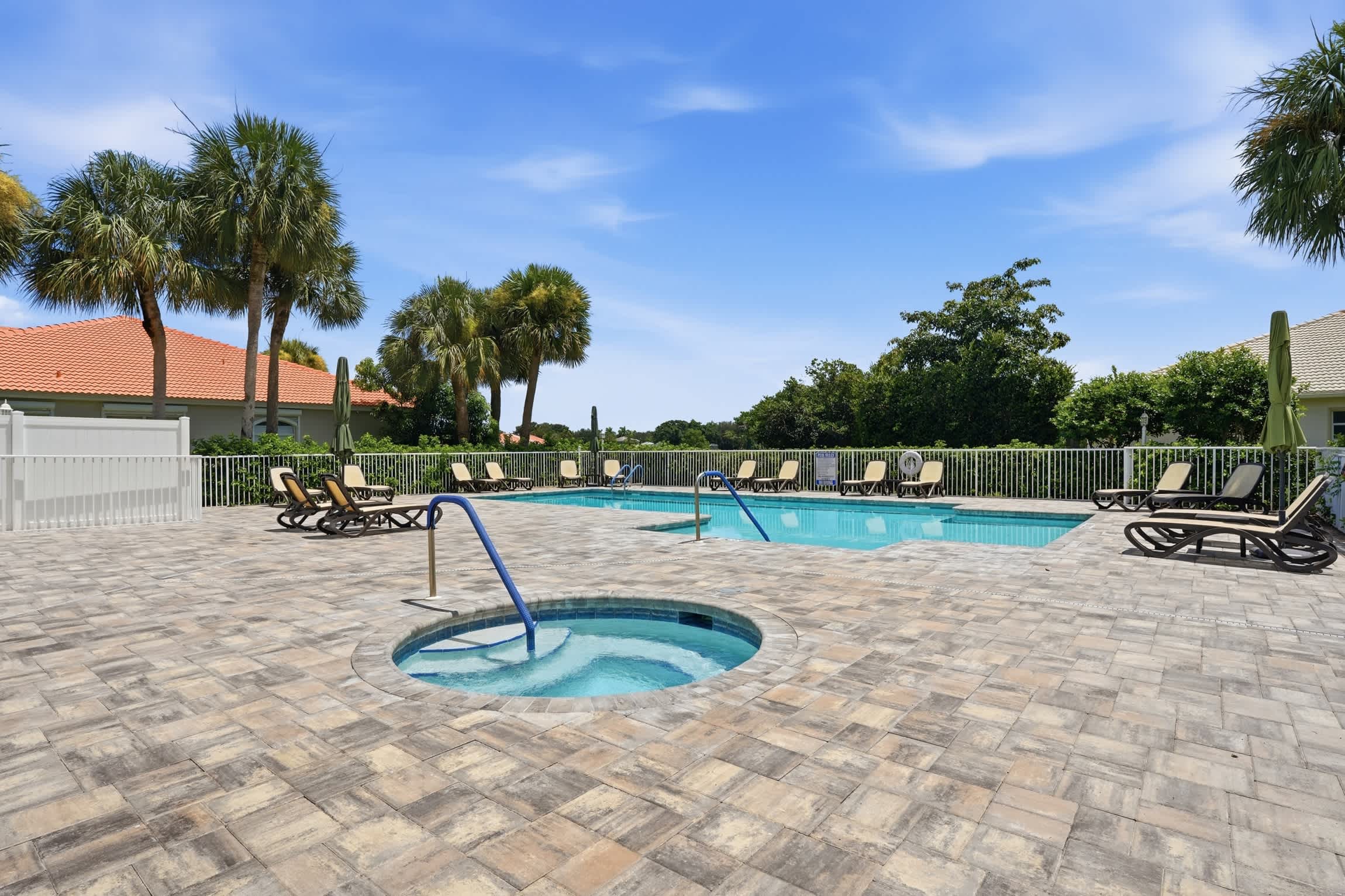 Comfortable Villa on Public Arrowhead Golf Course | Photo 8