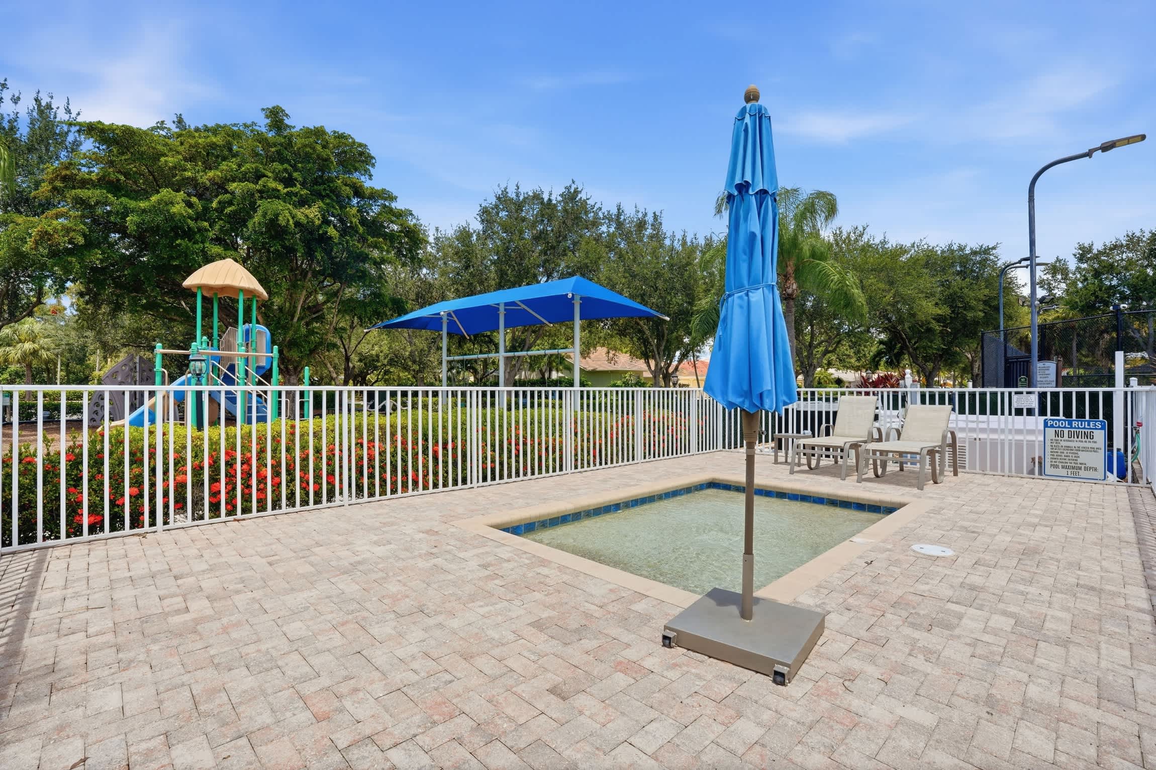 Comfortable Villa on Public Arrowhead Golf Course | Photo 10