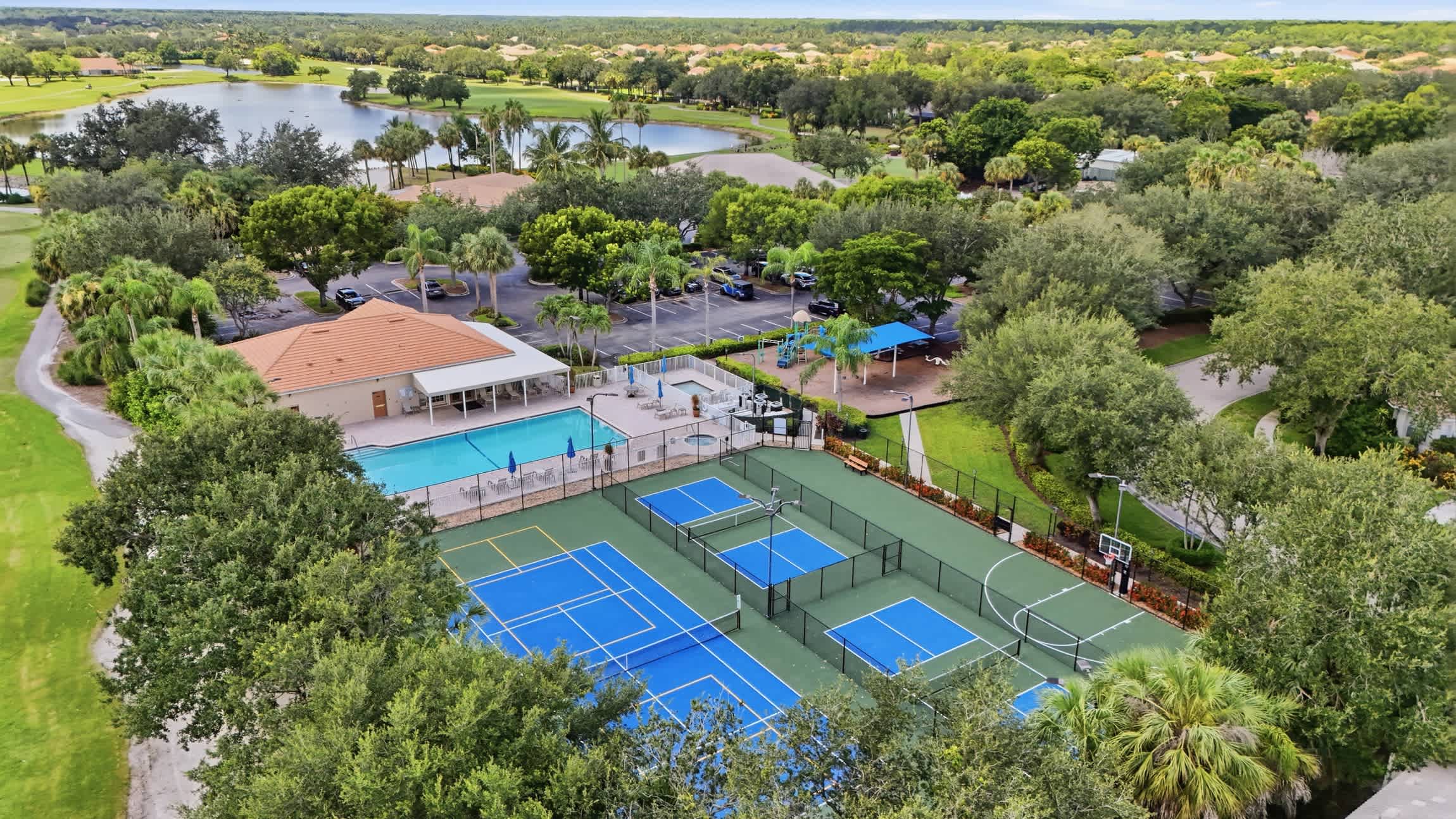 Comfortable Villa on Public Arrowhead Golf Course | Photo 15