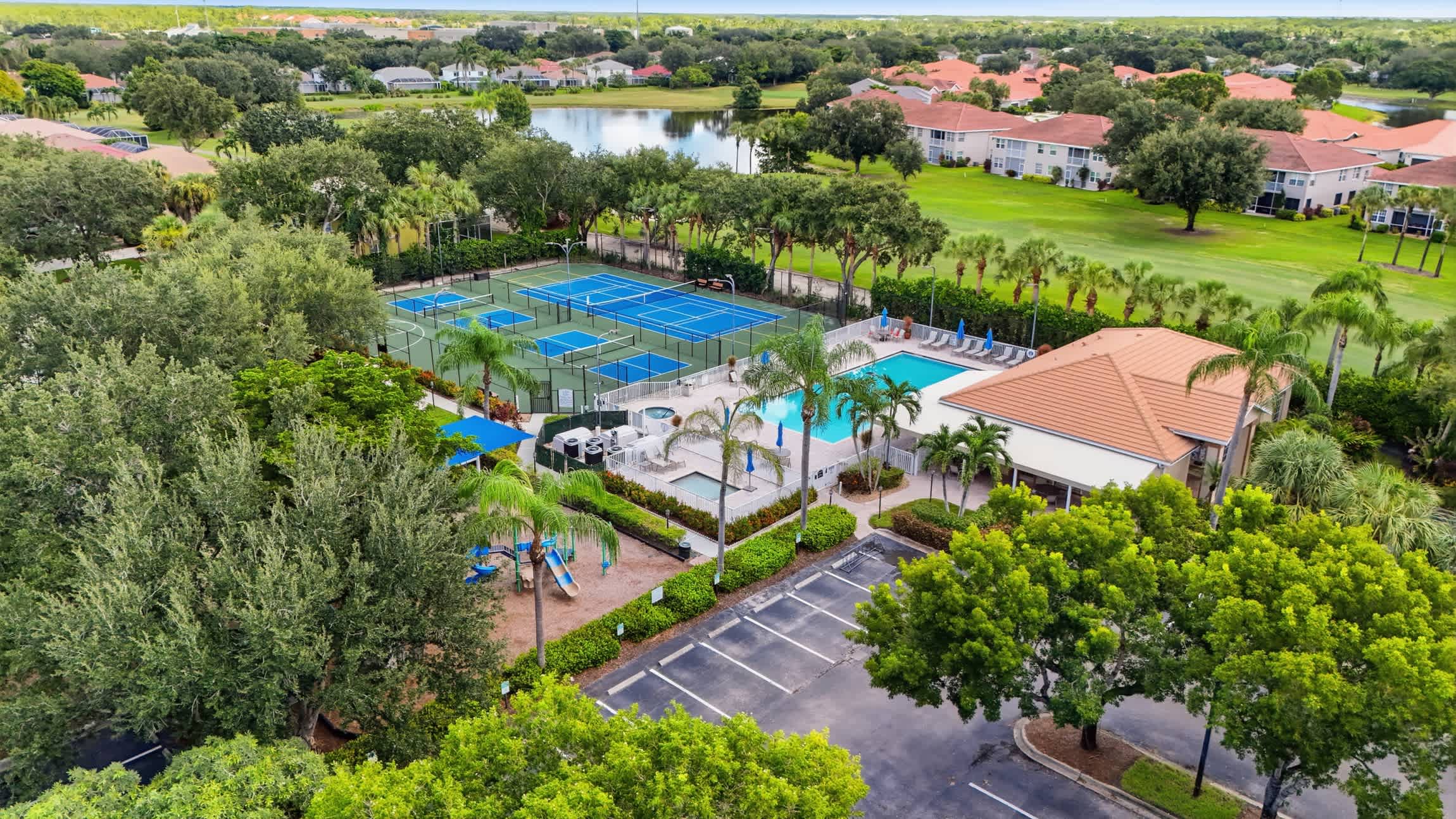 Comfortable Villa on Public Arrowhead Golf Course | Photo 14