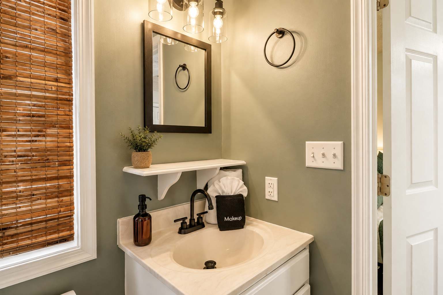Ensuite bathroom on main level with shower/tub