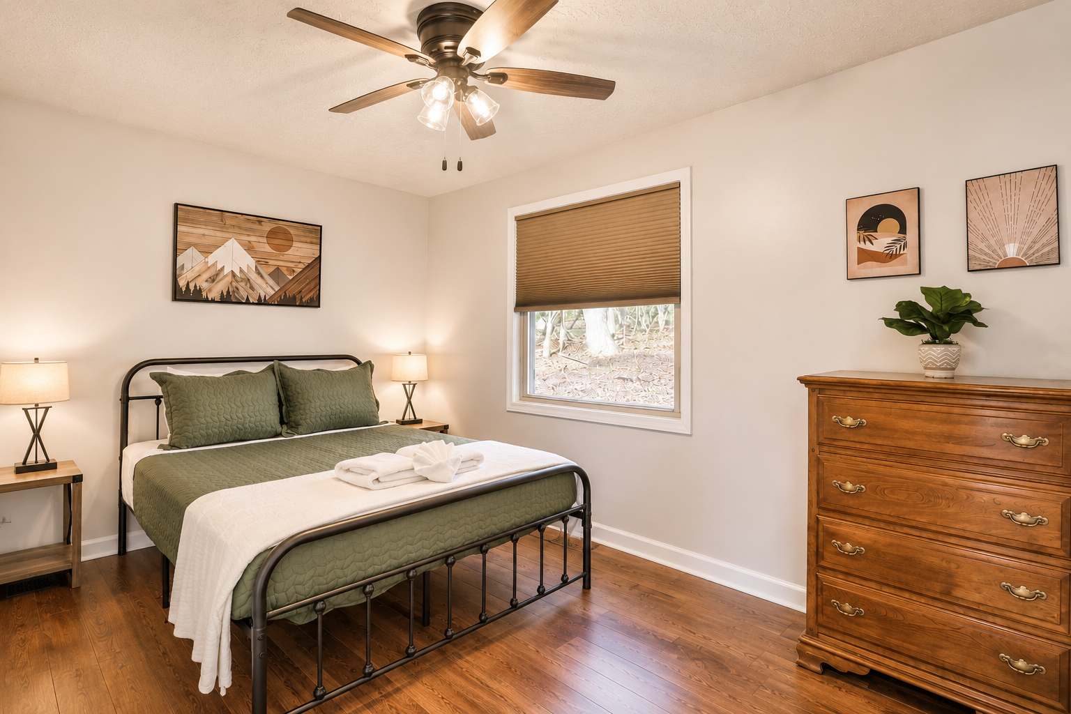 Bedroom 1 (main level): Queen bed, ceiling fan and private attached bathroom with shower/tub combination
