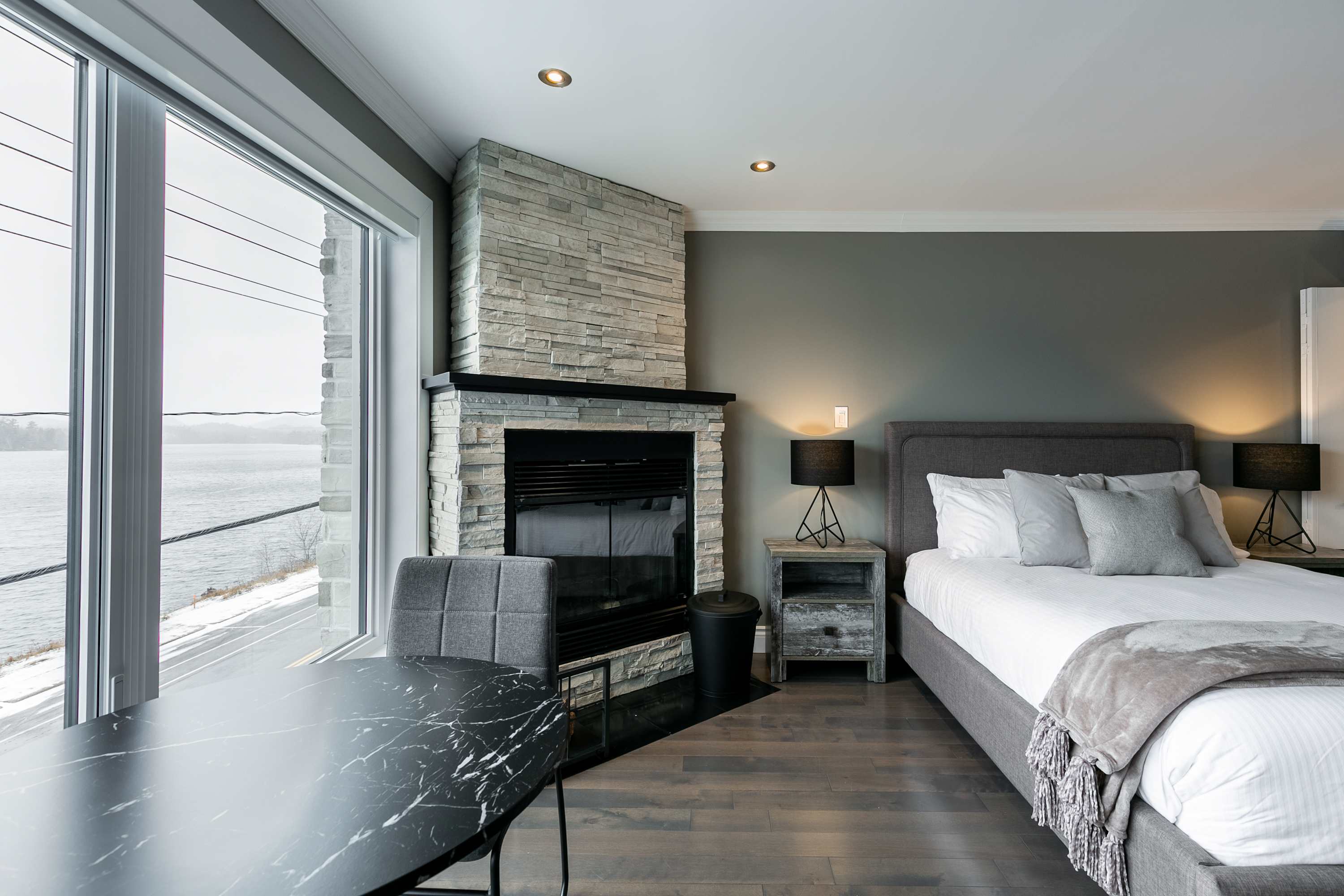 Loft 3- Sleeps 3 ( Double bed and sofa lit) Lakeside vies- Private hot tub & wood-burning fireplace. — Sainte-Agathe-des-Monts, Quebec — vacation rental