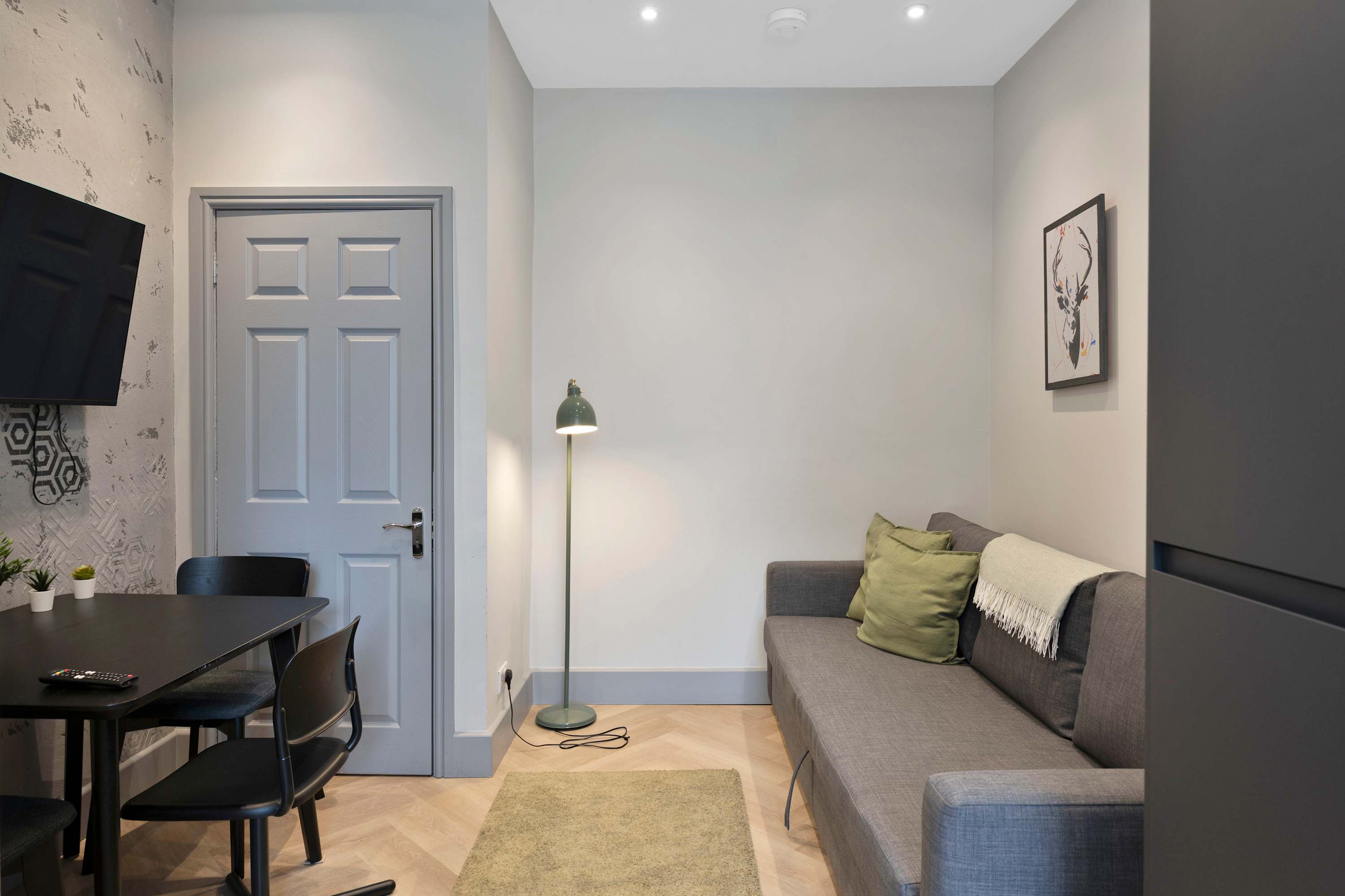 Edinburgh City Centre & Shore - Free Parking -WiFi in Pitt Street EH6 4DE - Property image 6 - VivreStays