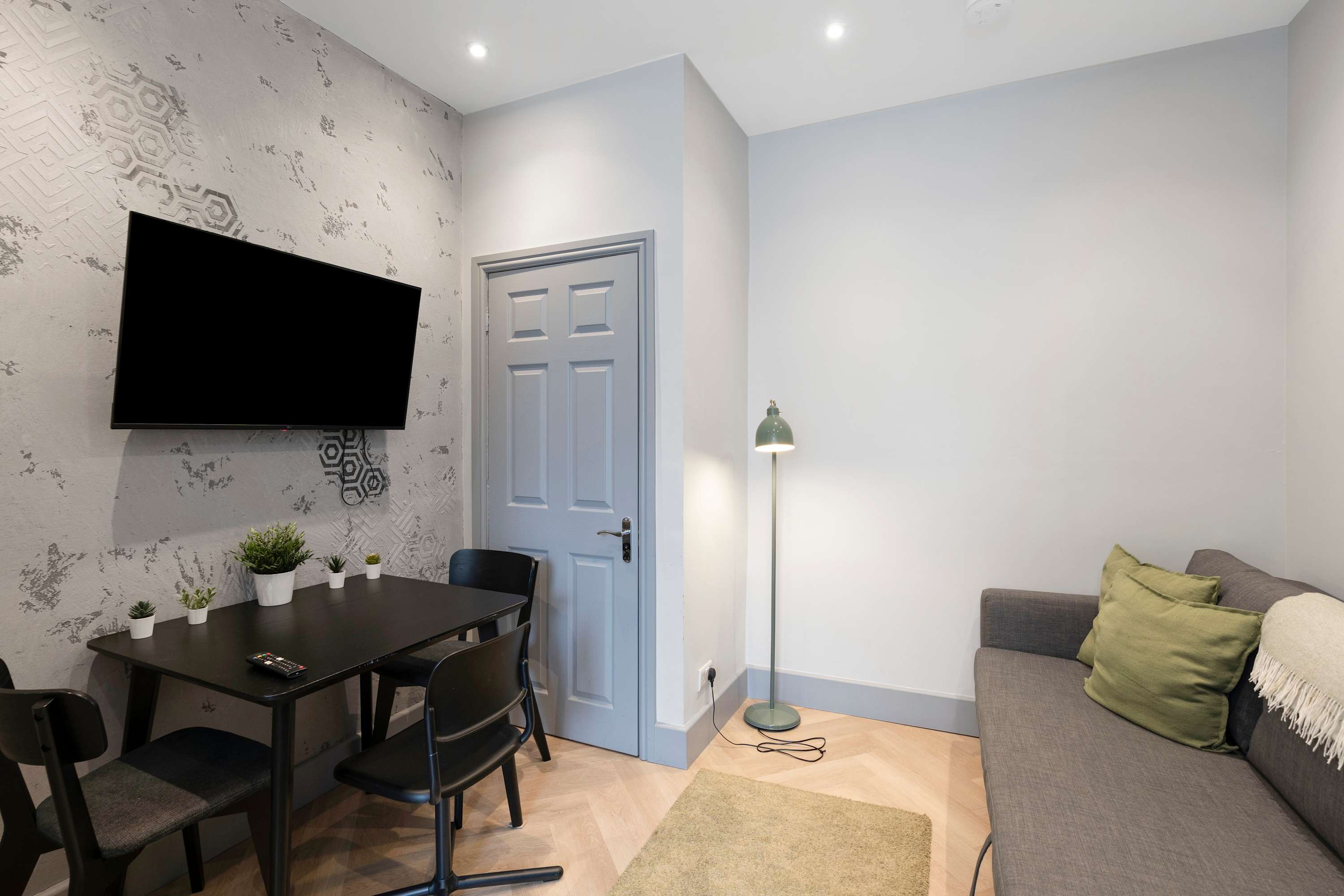 Edinburgh City Centre & Shore - Free Parking -WiFi in Pitt Street EH6 4DE - Property image 2 - VivreStays