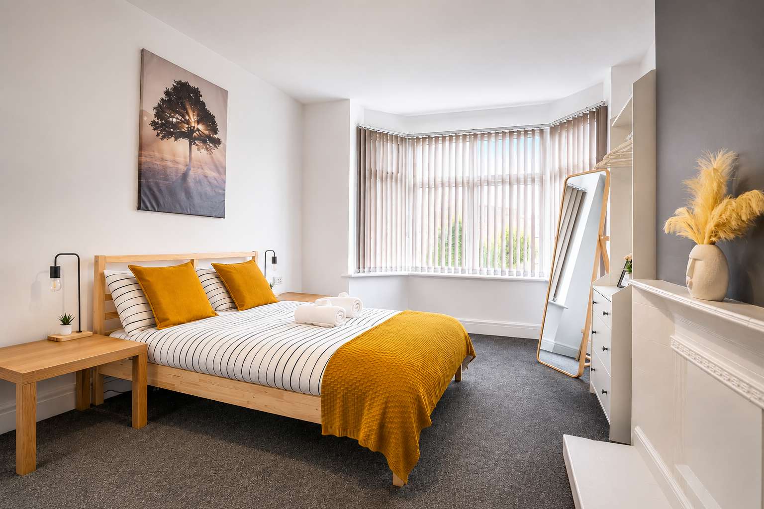 Spacious 4BR Near Beach, Free Parking, Sleeps 9 serviced apartment - Blackpool - VivreStays