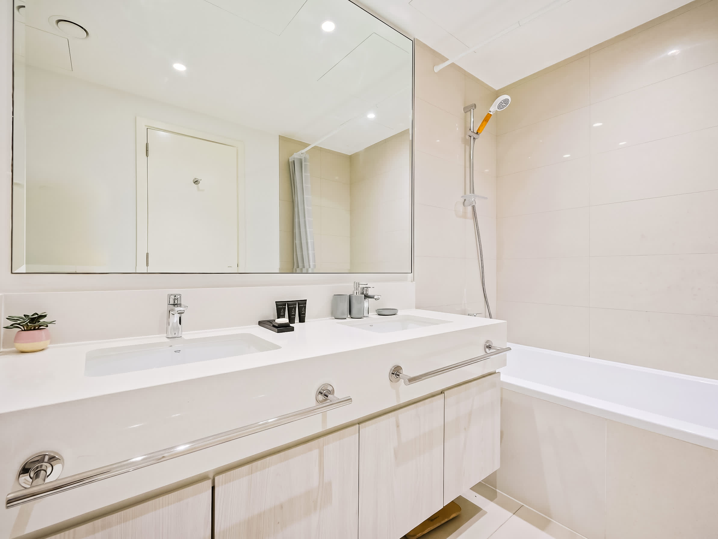 Modern 2BR Haven with Stunning Views — photo 2