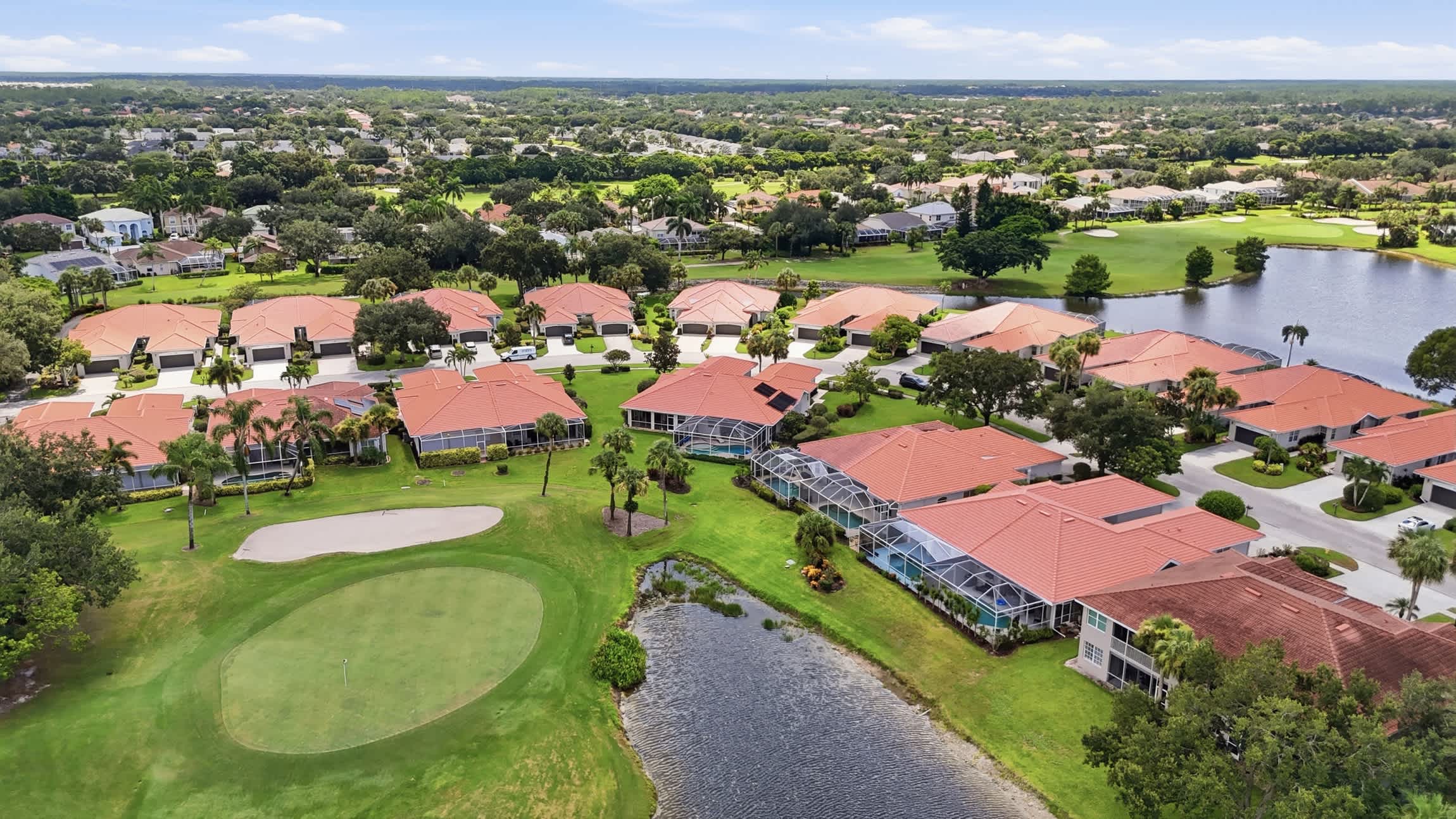 Villa With Lake and Golf Views on Public Arrowhead Golf Course