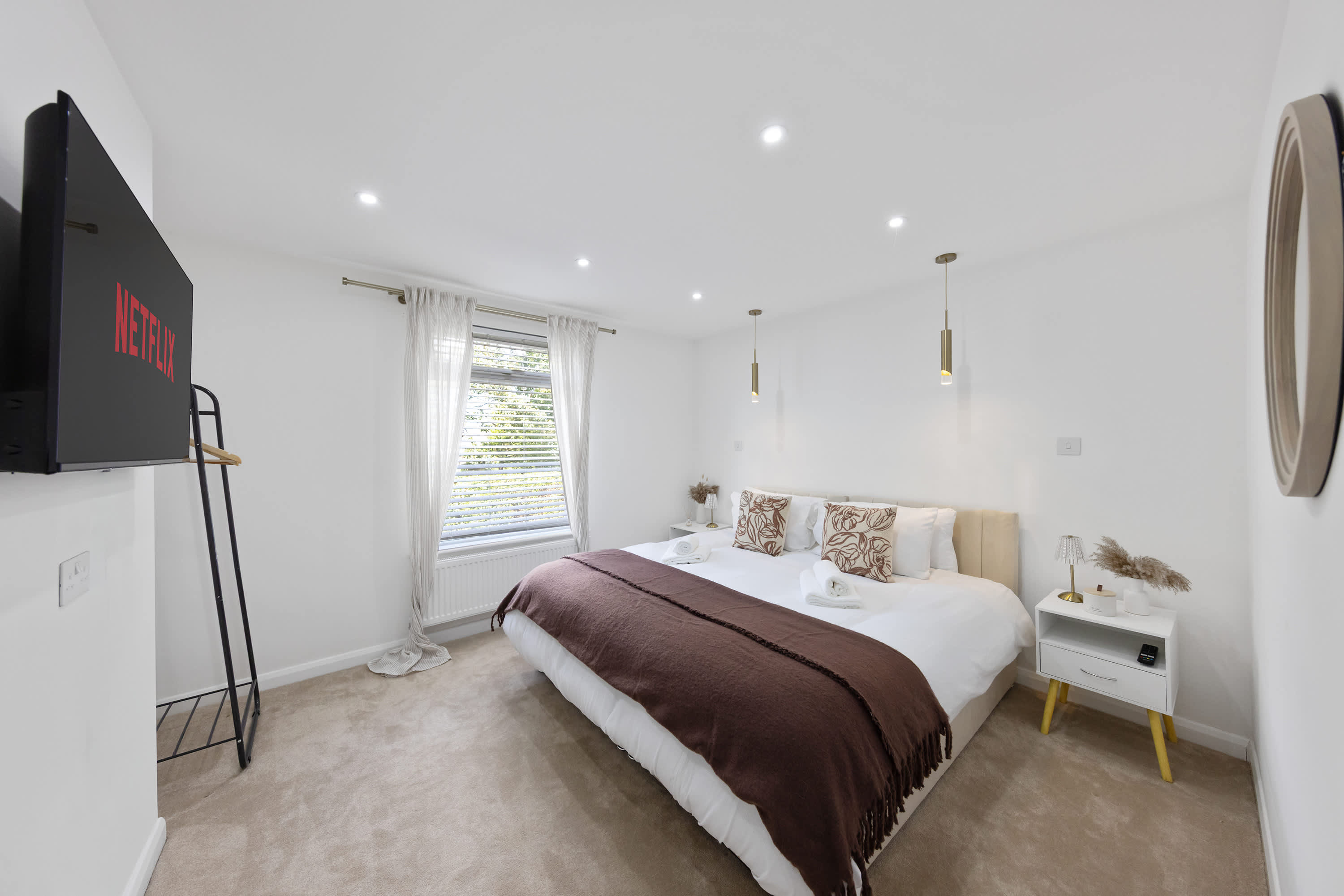 Stylish Home Near Chelsfield Station, Free WiFi