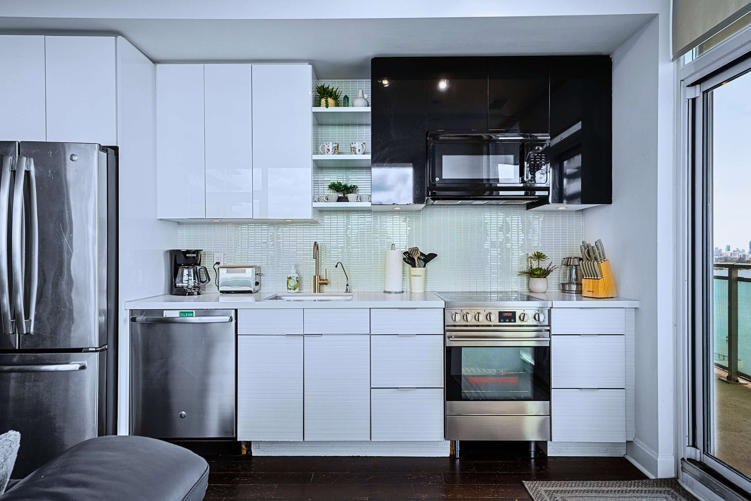 Fully equipped kitchen with all essentials, perfect for everyday home cooking during a longer stay.