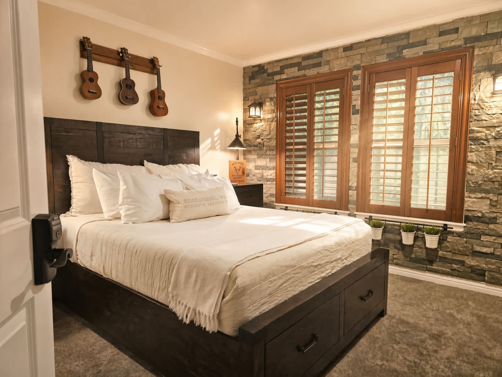 Private Bedroom w Hot Tub and Arcade