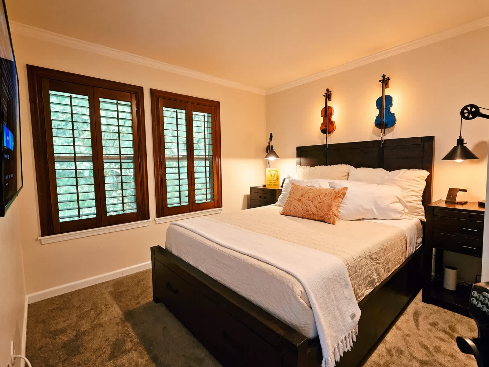 Private Bedroom Fox Den w Hot Tub and Arcade