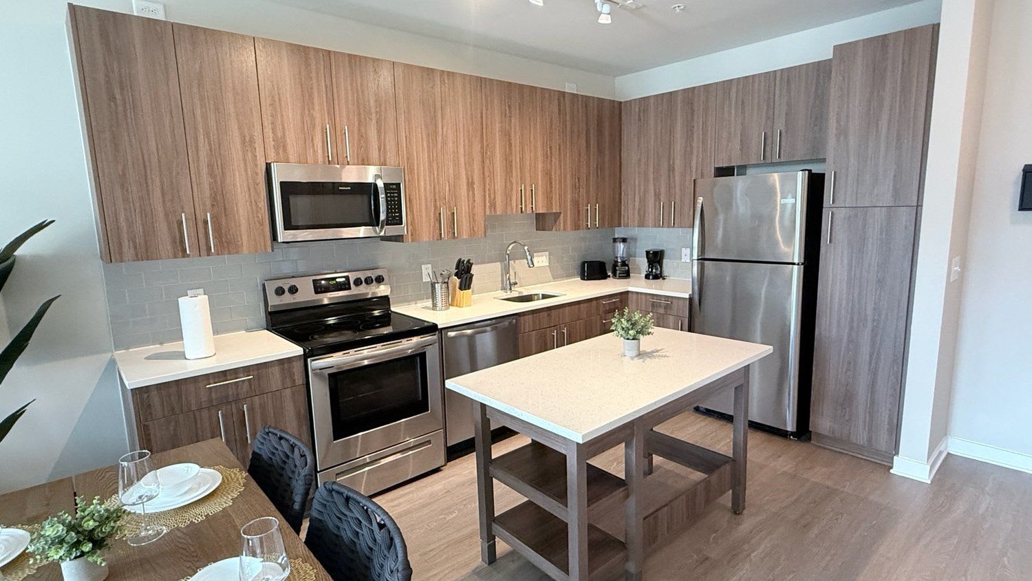 Spacious 2BR plus Den - Pool, Balcony & 3 Queens