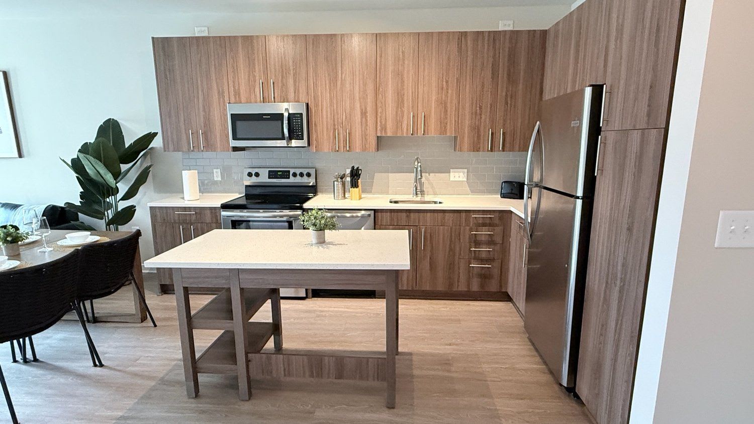 Spacious 2BR plus Den - Pool, Balcony & 3 Queens