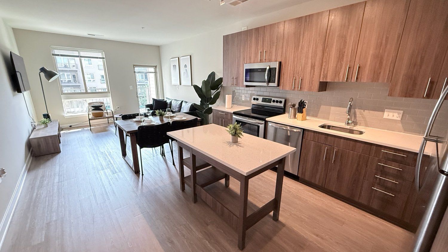 Spacious 2BR plus Den - Pool, Balcony & 3 Queens