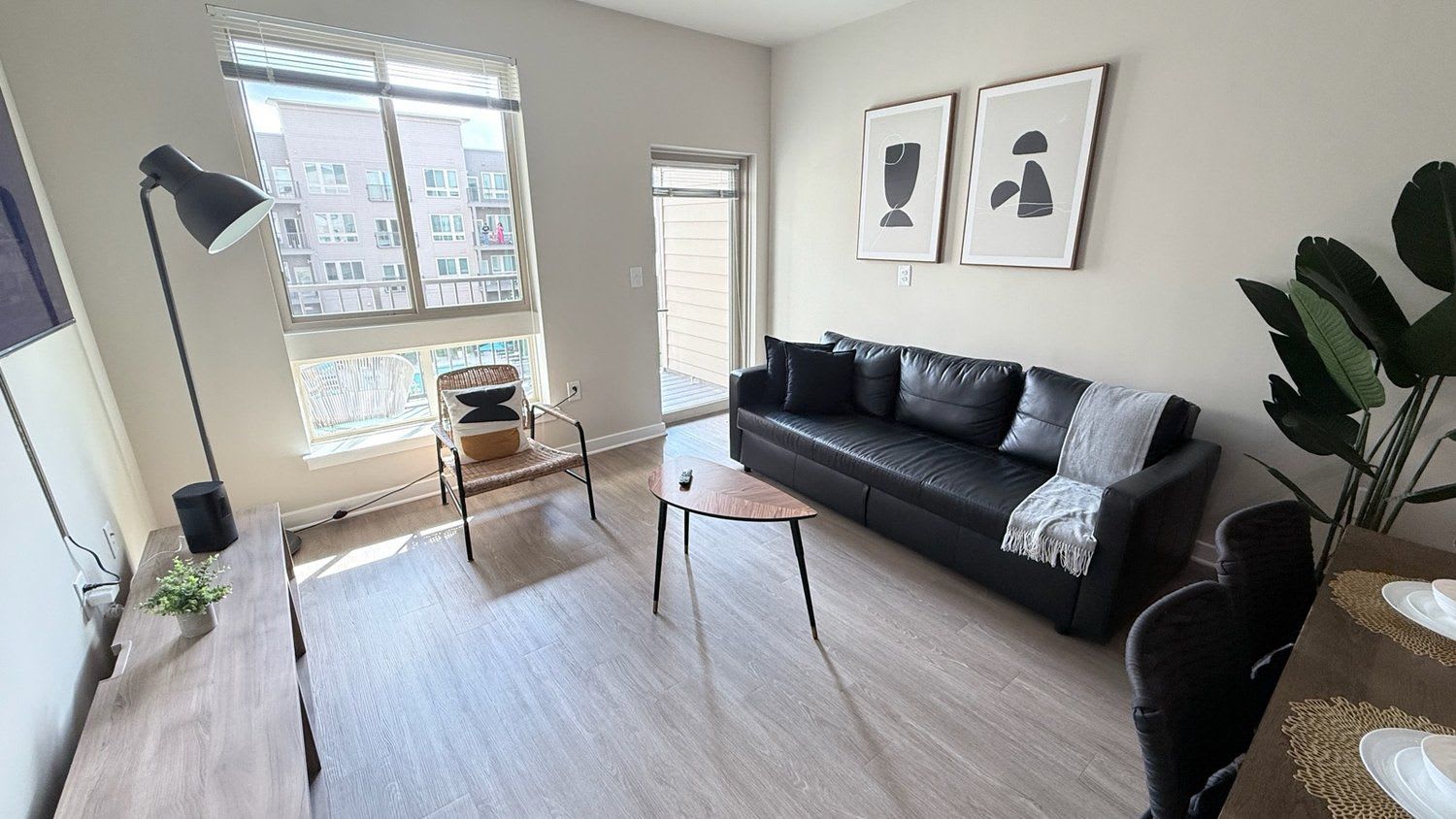 Spacious 2BR plus Den - Pool, Balcony & 3 Queens